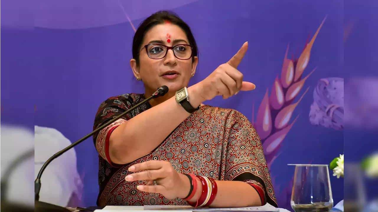 ಮೂರ್ಖರು ಇತರರನ್ನು ಮರುಳು ಮಾಡಲು ಪ್ರಯತ್ನಿಸಿದಾಗ ಅವರೆಷ್ಟು ಮೂರ್ಖರೆಂಬುದು ತಿಳಿಯುತ್ತೆ: ಸ್ಮೃತಿ ಇರಾನಿ