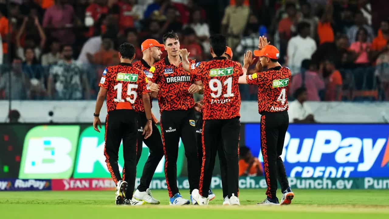 IPL 2024: ಹೈದರಾಬಾದ್ನ ರಾಜೀವ್ ಗಾಂಧಿ ಸ್ಟೇಡಿಯಂನಲ್ಲಿ ನಡೆದ ಮುಂಬೈ ಇಂಡಿಯನ್ಸ್ ವಿರುದ್ಧದ ಪಂದ್ಯದಲ್ಲಿ ಸನ್ರೈಸರ್ಸ್ ಹೈದರಾಬಾದ್ (SRH) ತಂಡವು 31 ರನ್ಗಳ ಭರ್ಜರಿ ಜಯ ಸಾಧಿಸಿದೆ. ಈ ಪಂದ್ಯದಲ್ಲಿ ಟಾಸ್ ಗೆದ್ದ ಹಾರ್ದಿಕ್ ಪಾಂಡ್ಯ ಬೌಲಿಂಗ್ ಆಯ್ದುಕೊಂಡಿದ್ದರು. ಆದರೆ ಮುಂಬೈ ತಂಡದ ನಾಯಕನ ನಿರ್ಧಾರವನ್ನು ಸನ್ರೈಸರ್ಸ್ ಬ್ಯಾಟರ್ಗಳ ಪವರ್ಪ್ಲೇನಲ್ಲಿ ತಲೆಕೆಳಗಾಗಿಸಿದ್ದರು.