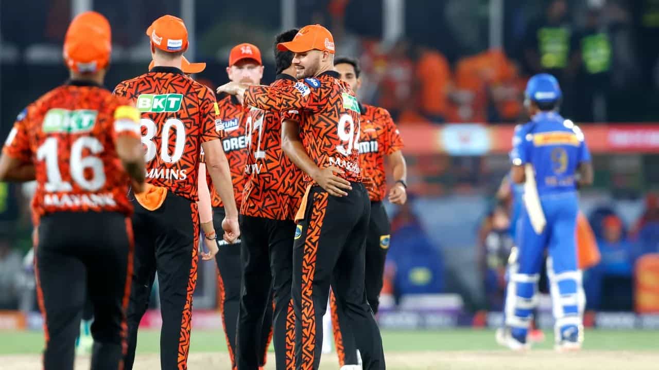 ಇಂಡಿಯನ್ ಪ್ರೀಮಿಯರ್ ಲೀಗ್ನಲ್ಲಿ (IPL 2024) ಸನ್ರೈಸರ್ಸ್ ಹೈದರಾಬಾದ್ ತಂಡ ಹೊಸ ಇತಿಹಾಸ ನಿರ್ಮಿಸಿದೆ. ಹೈದರಾಬಾದ್ನಲ್ಲಿ ನಡೆದ ಮುಂಬೈ ಇಂಡಿಯನ್ಸ್ ವಿರುದ್ಧದ ಪಂದ್ಯದಲ್ಲಿ SRH ತಂಡ 277 ರನ್ ಕಲೆಹಾಕಿ 11 ವರ್ಷಗಳ ಹಿಂದಿನ ದಾಖಲೆಯನ್ನು ಅಳಿಸಿ ಹಾಕಿದ್ದಾರೆ.