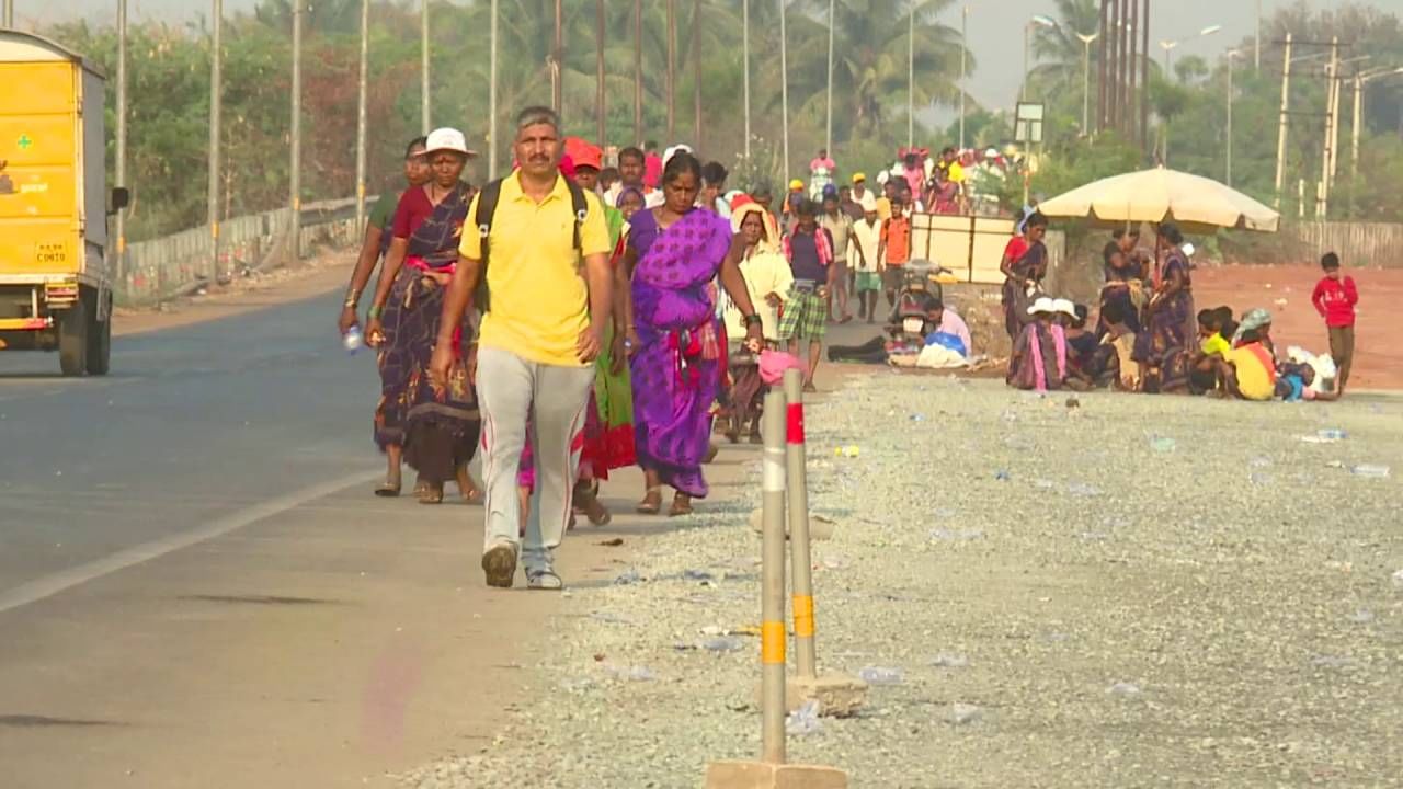 ಬಾಗಲಕೋಟೆಯ ಶ್ರೀಶೈಲ ಮಲ್ಲಿಕಾರ್ಜುನ ಜಾತ್ರೆ ಸಂಭ್ರಮ ಮನೆ ಮಾಡಿದೆ. ಯುಗಾದಿ ಪಾಡ್ಯದ ದಿನ ಶ್ರೀಶೈಲ‌‌ ಮಲ್ಲಿಕಾರ್ಜುನನ ಜಾತ್ರೆ ರಥೋತ್ಸವ ಇದ್ದು, ಈಗಿಂದಲೇ ಭಕ್ತರು ಪಾದಯಾತ್ರೆ ನಡೆಸುತ್ತಾ ಶ್ರೀಶೈಲ ಕಡೆ ಹೊರಟಿದ್ದಾರೆ. ಇದಕ್ಕೆ ಇಲ್ಲಿ ಕಂಡು ಬರುತ್ತಿರುವ ಭಕ್ತಸಾಗರವೇ ಸಾಕ್ಷಿ.