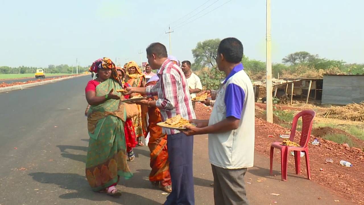 ಇಷ್ಟೇ ಅಲ್ಲದೆ ಉಪಹಾರ, ಊಟ, ಹೋಳಿಗೆ ಊಟ ನೀಡಿ ಪಾದಯಾತ್ರೆಗಳಿಗೆ ಊಟೋಪಚಾರ ಮಾಡಿ ಭಕ್ತಿ‌ ಮೆರೆಯುತ್ತಾರೆ. ಇನ್ನು ವೀರಯ್ಯ ಹಿರೆಮಠ ಎಂಬ ಮಲ್ಲಿಕಾರ್ಜುನನ ಭಕ್ತರು 25 ವರ್ಷಗಳಿಂದಲೂ ಪಾದಯಾತ್ರಿಗಳಿಗೆ ಹೋಳಿಗೆ ಊಟ ನೀಡುತ್ತಿದ್ದಾರೆ. ಇದು ನಮ್ಮ ಸೇವೆ, ಪಾದಯಾತ್ರಿಗಳಲ್ಲೇ ನಾವು ಸಾಕ್ಷಾತ್ ಮಲ್ಲಯ್ತನ ಕಾಣುತ್ತೇವೆ ಅಂದರು. 