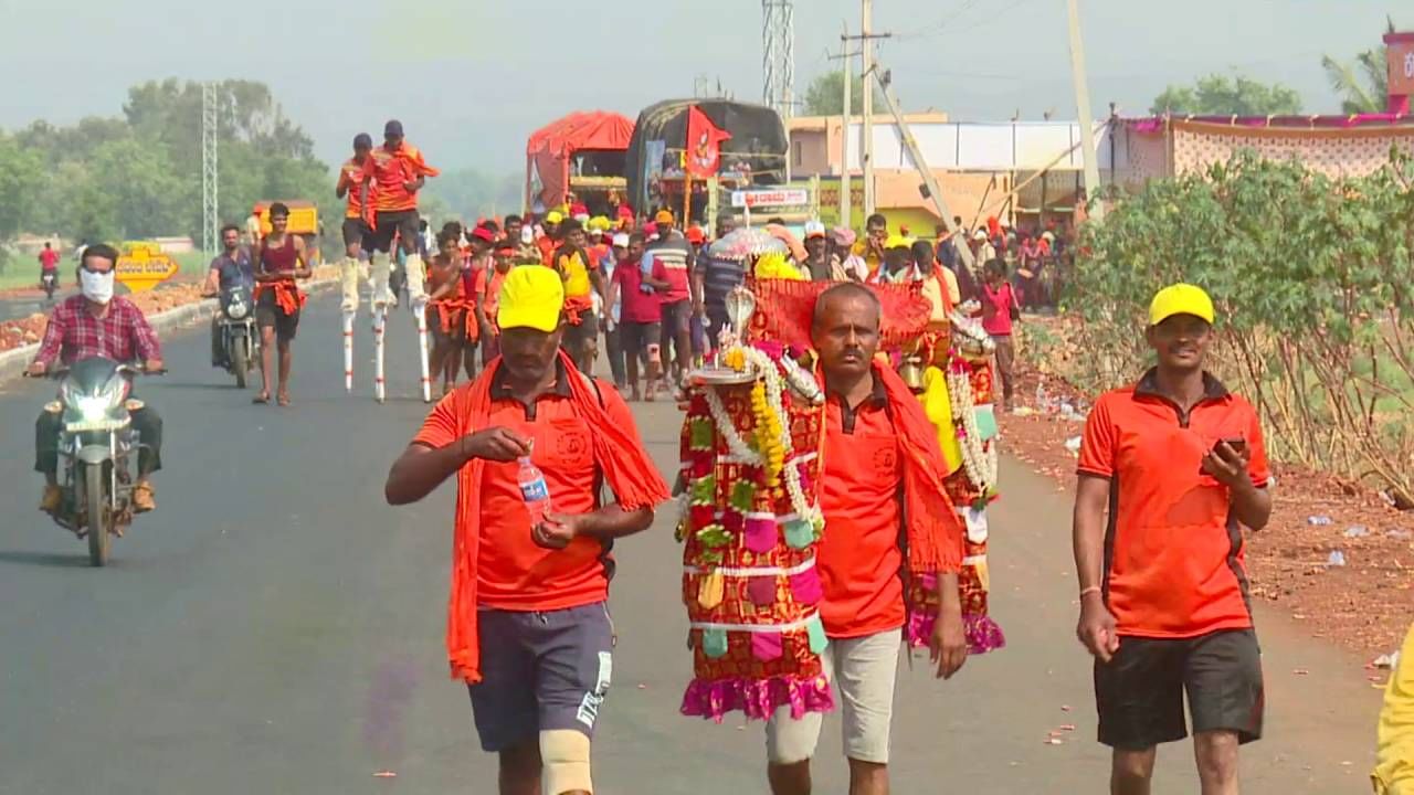 ಶ್ರೀಶೈಲ ಮಲ್ಲಿಕಾರ್ಜುನ ದರ್ಶನ, ಜಾತ್ರೆಗಾಗಿ ಉತ್ತರ ಕರ್ನಾಟಕ ಭಾಗದಿಂದ ಲಕ್ಷಾಂತರ ಭಕ್ತರು ಪಾದಯಾತ್ರೆ ಹೊರಟಿದ್ದಾರೆ. ಮಕ್ಕಳು, ವೃದ್ದರು‌, ಮಹಿಳೆಯರು, ಯುವಕ ಯುವತಿಯರು ಎಲ್ಲರೂ ಮಲ್ಲಯ್ಯನ ಕಣ್ತುಂಬಿಕೊಳ್ಳಲು ರಸ್ತೆಯಲ್ಲಿ ಹೆಜ್ಜೆ ಹಾಕುತ್ತಿದ್ದಾರೆ. 