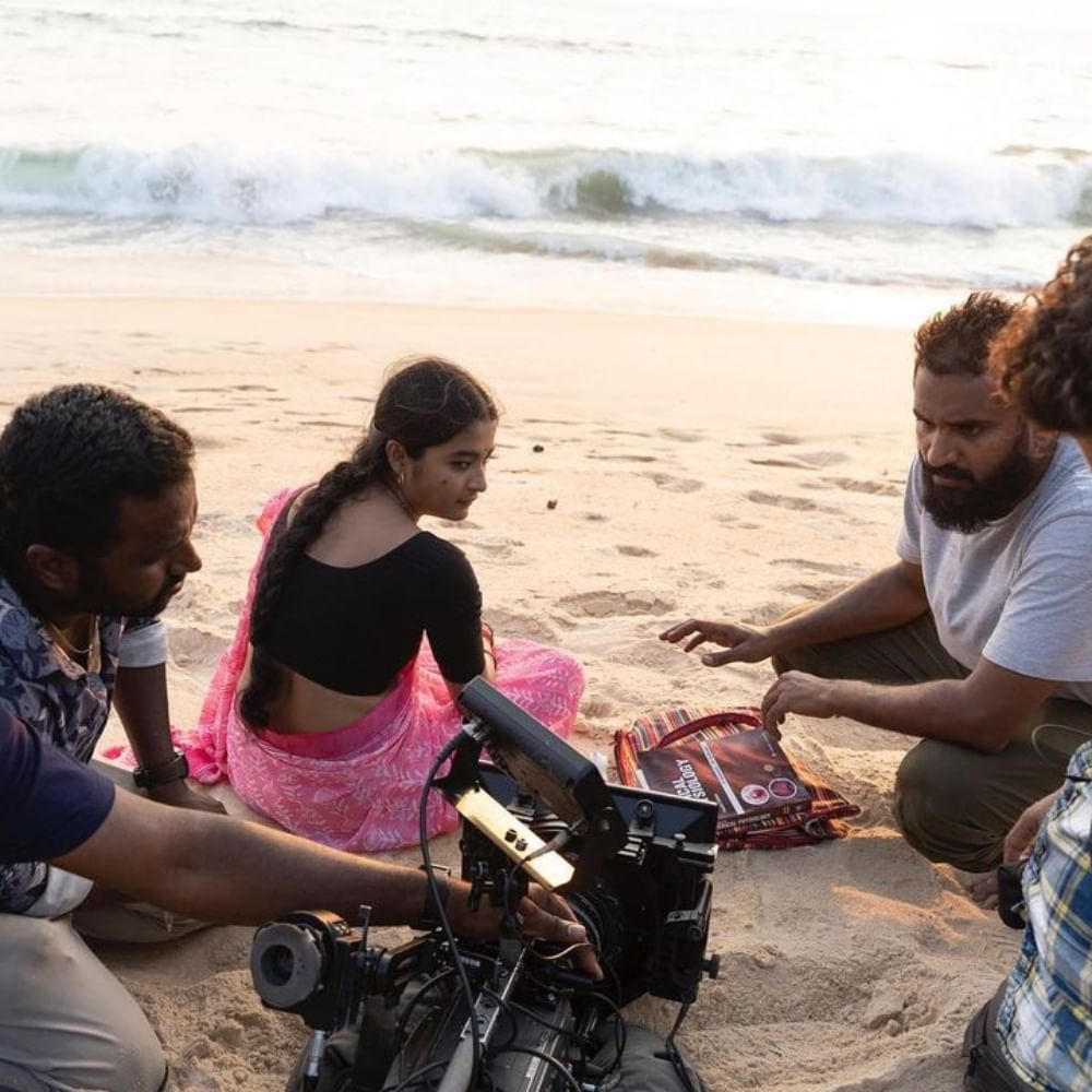 ‘ಸಪ್ತ ಸಾಗರದಾಚೆ ಎಲ್ಲೋ’ ಸೈಡ್ ಬಿ ಸಿನಿಮಾದ ಕೊನೆಯ ದೃಶ್ಯದ ಚಿತ್ರೀಕರಣವನ್ನು ನಿರ್ದೇಶಕ ಹೇಮಂತ್ ರಾವ್ ಹೇಗೆ ಮಾಡಿದ್ದರೆಂಬುದು ಚಿತ್ರಗಳಲ್ಲಿದೆ.