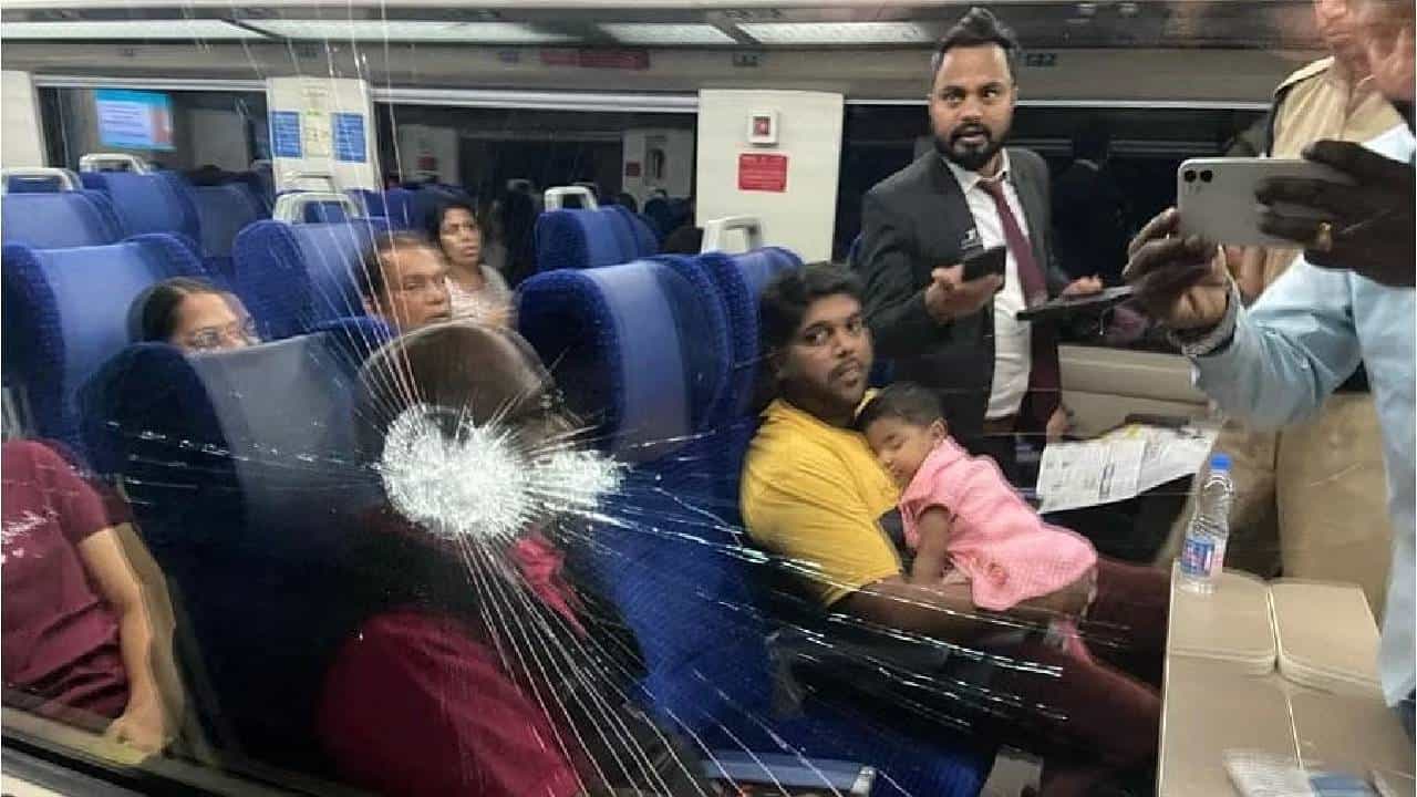 Vande Bharat Train: 2 ವಂದೇ ಭಾರತ್ ರೈಲುಗಳ ಮೇಲೆ 3 ಕಡೆ ಕಲ್ಲು ತೂರಾಟ Vande Bharat Train: 2 ವಂದೇ ಭಾರತ್ ರೈಲುಗಳ ಮೇಲೆ 3 ಕಡೆ ಕಲ್ಲು ತೂರಾಟ