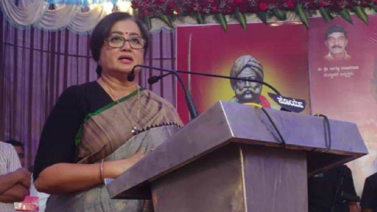 ಕಾಂಗ್ರೆಸ್ನಲ್ಲಿ ಟಿಕೆಟ್ಗಾಗಿ ದುಡ್ಡು ಪಡೆಯುವ ಸಂಸ್ಕೃತಿ ಇದೆ, ದುಡ್ಡಿನಿಂದ ಮಂಡ್ಯ ಜನರನ್ನ ಕೊಳ್ಳಲು ಆಗಲ್ಲ: ಸಂಸದೆ ಸುಮಲತಾ ಕಾಂಗ್ರೆಸ್ನಲ್ಲಿ ಟಿಕೆಟ್ಗಾಗಿ ದುಡ್ಡು ಪಡೆಯುವ ಸಂಸ್ಕೃತಿ ಇದೆ, ದುಡ್ಡಿನಿಂದ ಮಂಡ್ಯ ಜನರನ್ನ ಕೊಳ್ಳಲು ಆಗಲ್ಲ: ಸಂಸದೆ ಸುಮಲತಾ