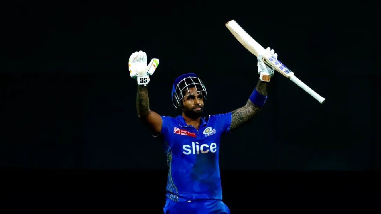 ಇನ್ನೊಂದೆಡೆ ಫಿಟ್​ನೆಸ್ ಸಮಸ್ಯೆಯಿಂದ ಬಳಲುತ್ತಿರುವ ಮುಂಬೈ ಇಂಡಿಯನ್ಸ್ ತಂಡದ ಸ್ಟಾರ್ ಬ್ಯಾಟರ್ ಸೂರ್ಯಕುಮಾರ್ ಯಾದವ್ ಕೂಡ ಆರಂಭಿಕ ಪಂದ್ಯಗಳಿಗೆ ಅಲಭ್ಯರಾಗಲಿದ್ದಾರೆ ಎಂದು ವರದಿಯಾಗಿದೆ. ಸದ್ಯ ಸೂರ್ಯಕುಮಾರ್ ಎನ್​ಸಿಎನಲ್ಲಿದ್ದು, ಹೀಗಾಗಿ ಮುಂಬೈ ಇಂಡಿಯನ್ಸ್ ತಂಡದ ಮೊದಲೆರಡು ಪಂದ್ಯಗಳಲ್ಲಿ ಅಲಭ್ಯರಾಗುವ ಸಾಧ್ಯತೆಯಿದೆ.