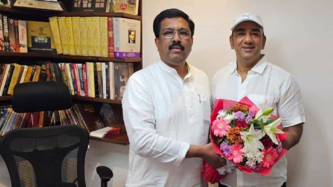 ರೌಡಿಶೀಟರ್ ಜೊತೆಗೆ ರಾಜ್ಯಸಭಾ ಸದಸ್ಯ ಸೈಯದ್ ನಾಸಿರ್ ಹುಸೇನ್, ಫೋಟೋ ವೈರಲ್ ರೌಡಿಶೀಟರ್ ಜೊತೆಗೆ ರಾಜ್ಯಸಭಾ ಸದಸ್ಯ ಸೈಯದ್ ನಾಸಿರ್ ಹುಸೇನ್, ಫೋಟೋ ವೈರಲ್
