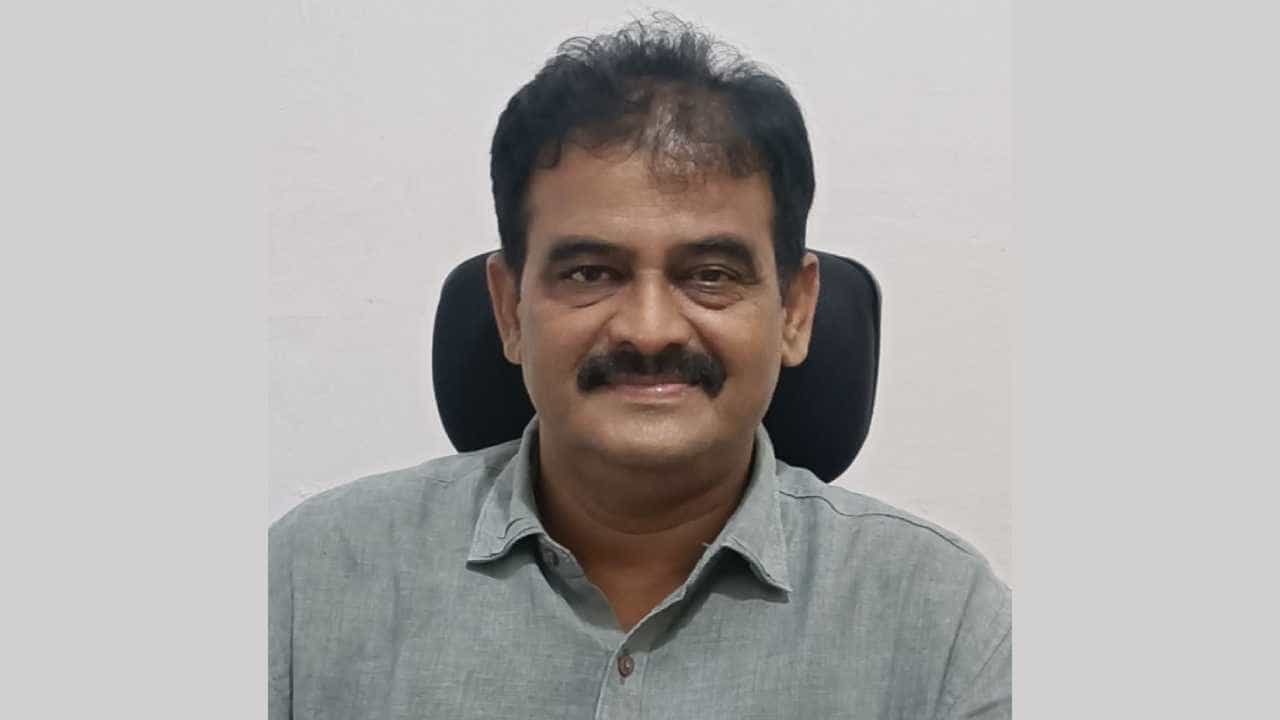 ಅಕ್ರಮ ಮಣ್ಣು ಸಾಗಿಟ ಬಗ್ಗೆ ಪ್ರಶ್ನಿಸಿದ್ದಕ್ಕೆ ತಹಶೀಲ್ದಾರ್ ಮೇಲೆ ಲಾರಿ ಹತ್ತಿಸಿ ಕೊಲೆಗೆ ಯತ್ನ: ದೂರು ದಾಖಲು ಅಕ್ರಮ ಮಣ್ಣು ಸಾಗಿಟ ಬಗ್ಗೆ ಪ್ರಶ್ನಿಸಿದ್ದಕ್ಕೆ ತಹಶೀಲ್ದಾರ್ ಮೇಲೆ ಲಾರಿ ಹತ್ತಿಸಿ ಕೊಲೆಗೆ ಯತ್ನ: ದೂರು ದಾಖಲು