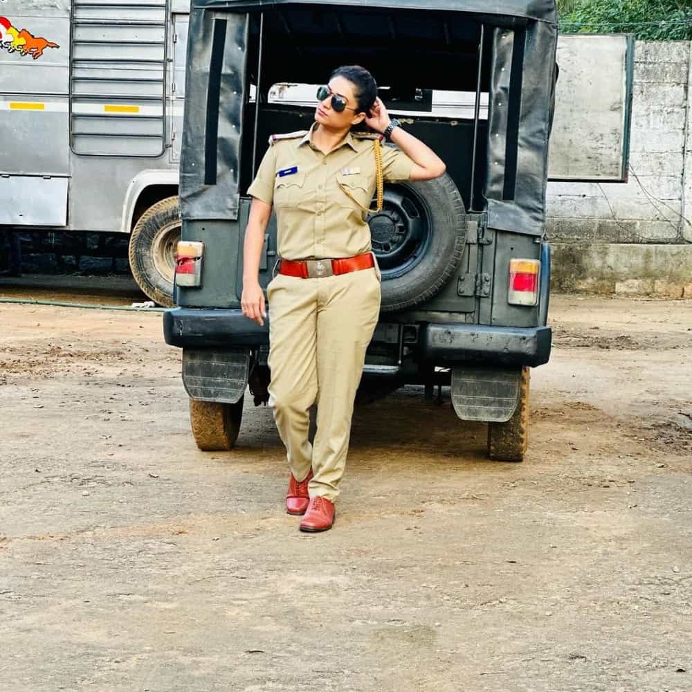 ತನಿಷಾ ಕುಪ್ಪಂಡ ಅವರು ‘ಶೇರ್’ ಸಿನಿಮಾದಲ್ಲಿ ನಟಿಸುತ್ತಿದ್ದಾರೆ. ಈ ಚಿತ್ರದಲ್ಲಿ ಅವರು ಪೊಲೀಸ್ ಪಾತ್ರ ಮಾಡಿದ್ದಾರೆ. ಸೆಟ್ನ ಫೋಟೋಗಳನ್ನು ತನಿಷಾ ಅವರು ಸೋಶಿಯಲ್ ಮೀಡಿಯಾದಲ್ಲಿ ಹಂಚಿಕೊಂಡು ಗಮನ ಸೆಳೆದಿದ್ದಾರೆ.