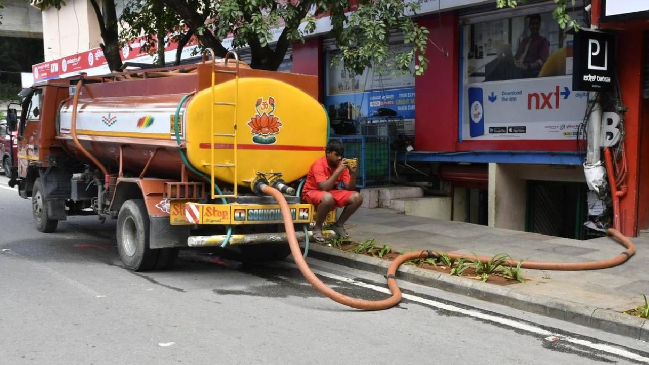 Bengaluru Water Crisis: 24 ಸಾವಿರ ಲೀಟರ್ ಮತ್ತು ಮೇಲ್ಪಟ್ಟ ವಾಟರ್ ಟ್ಯಾಂಕರ್ಗಳಿಗೂ ದರ ನಿಗದಿ Bengaluru Water Crisis: 24 ಸಾವಿರ ಲೀಟರ್ ಮತ್ತು ಮೇಲ್ಪಟ್ಟ ವಾಟರ್ ಟ್ಯಾಂಕರ್ಗಳಿಗೂ ದರ ನಿಗದಿ