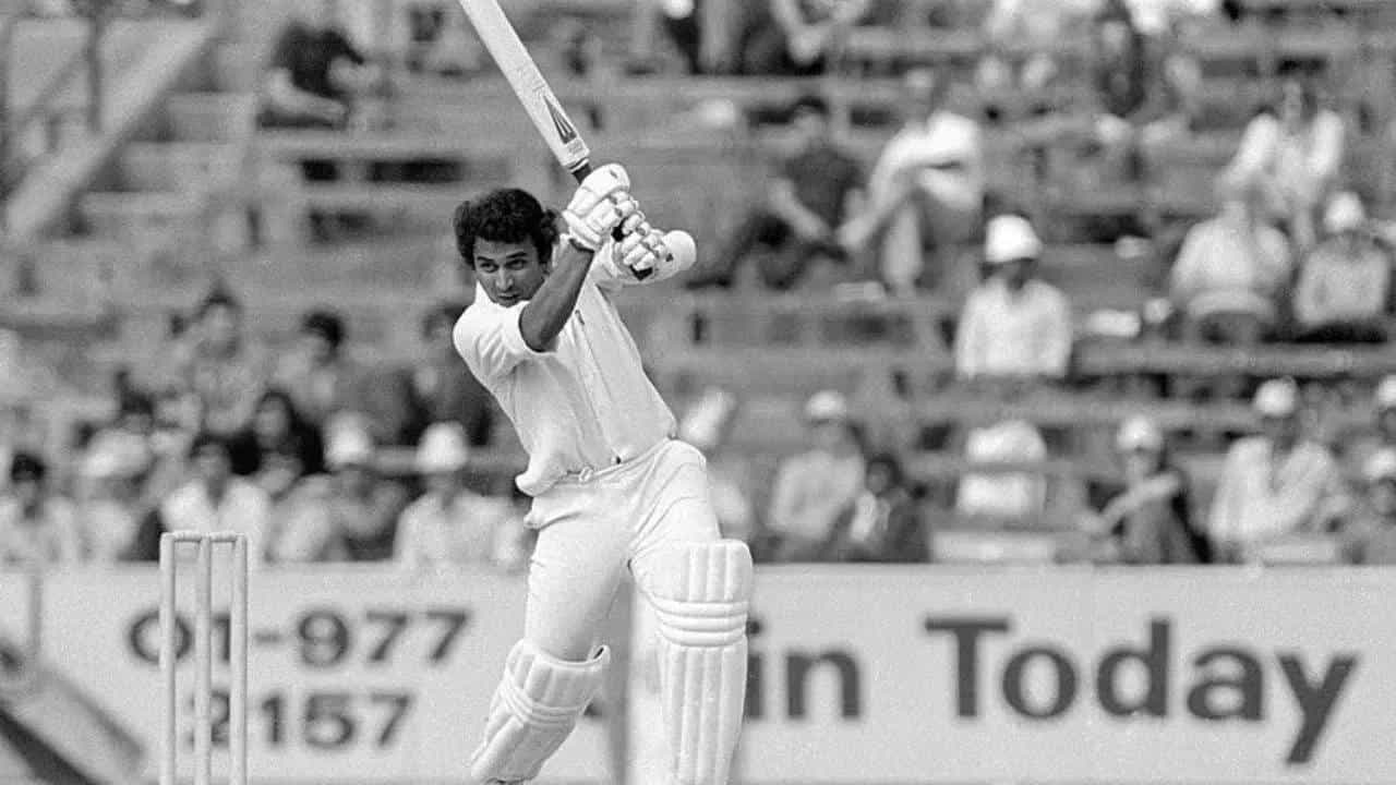 ಕಪಿಲ್ ದೇವ್ 1989 ರಲ್ಲಿ ಕರಾಚಿಯಲ್ಲಿ ಪಾಕಿಸ್ತಾನದ ವಿರುದ್ಧ ಟೆಸ್ಟ್ ಕ್ರಿಕೆಟ್ನಲ್ಲಿ ತಮ್ಮ 100 ನೇ ಪಂದ್ಯವನ್ನು ಆಡಿದರು. ಈ ಪಂದ್ಯದಲ್ಲಿ ಸಚಿನ್ ತೆಂಡೂಲ್ಕರ್ ಕೂಡ ಪದಾರ್ಪಣೆ ಮಾಡಿದರು. ಇದರಲ್ಲಿ ಕಪಿಲ್ ದೇವ್ 8 ವಿಕೆಟ್ ಪಡೆದರು. 8ನೇ ಕ್ರಮಾಂಕದಲ್ಲಿ ಬ್ಯಾಟಿಂಗ್ ಮಾಡುವಾಗ ಅರ್ಧಶತಕವನ್ನೂ ಗಳಿಸಿದರು.