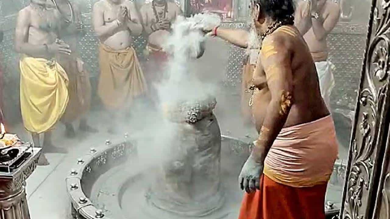 ಉಜ್ಜಯಿನಿಯ ಮಹಾಕಾಳೇಶ್ವರ ದೇವಸ್ಥಾನದಲ್ಲಿ ಅಗ್ನಿ ಅವಘಡ, 13 ಮಂದಿಗೆ ಗಾಯ ಉಜ್ಜಯಿನಿಯ ಮಹಾಕಾಳೇಶ್ವರ ದೇವಸ್ಥಾನದಲ್ಲಿ ಅಗ್ನಿ ಅವಘಡ, 13 ಮಂದಿಗೆ ಗಾಯ