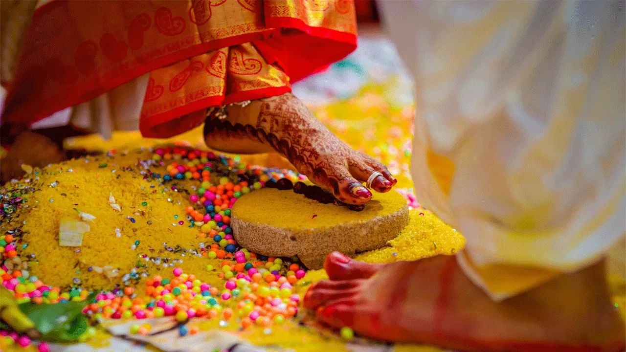 ಸರ್ಕಾರಿ ಭಾಗ್ಯ ಪಡೆಯಲು ಅಕ್ಕನನ್ನೇ ಮದುವೆಯಾದ... ಆಮೇಲೆ ಏನಾಯ್ತು? ಸರ್ಕಾರಿ ಭಾಗ್ಯ ಪಡೆಯಲು ಅಕ್ಕನನ್ನೇ ಮದುವೆಯಾದ... ಆಮೇಲೆ ಏನಾಯ್ತು?