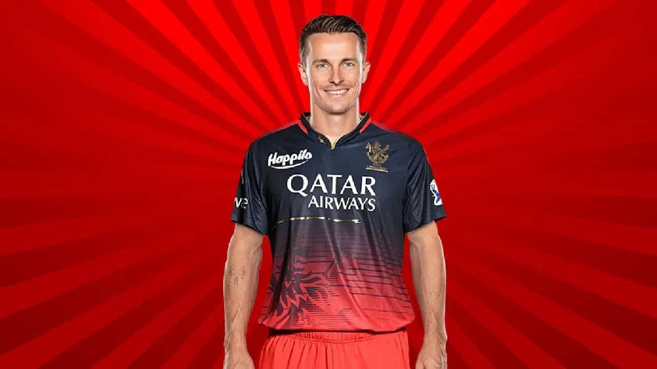 ಇಂಡಿಯನ್ ಪ್ರೀಮಿಯರ್ ಲೀಗ್ (IPL 2024) ಆರಂಭಕ್ಕೆ ದಿನಗಳು ಮಾತ್ರ ಉಳಿದಿರುವಾಗ ರಾಯಲ್ ಚಾಲೆಂಜರ್ಸ್ ಬೆಂಗಳೂರು (RCB) ತಂಡದ ಆಟಗಾರ ಟಾಮ್ ಕರನ್ (Tom Curran) ಆಗಮಿಸಿದ್ದಾರೆ. ಅದು ಕೂಡ ಸಂಪೂರ್ಣ ಫಿಟ್ನೆಸ್ನೊಂದಿಗೆ. ಇದರೊಂದಿಗೆ ಕರನ್ ಸ್ಥಾನದಲ್ಲಿ ಬೇರೆವರಿಗೆ ಅವಕಾಶ ಸಿಗಲಿದೆ ಎಂಬ ಸುದ್ದಿಗಳಿಗೆ ಬ್ರೇಕ್ ಬಿದ್ದಿದೆ.