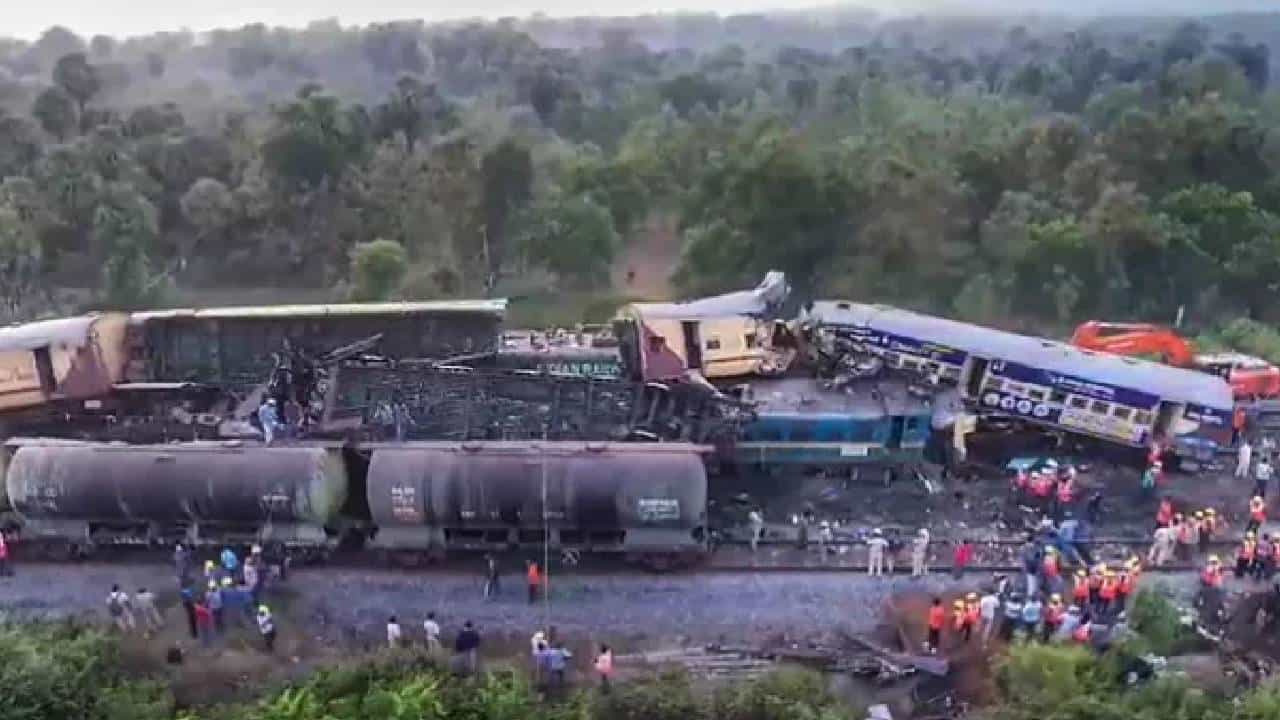 Train Accident: ಆಂಧ್ರಪ್ರದೇಶದಲ್ಲಿ 2023ರಲ್ಲಿ ಸಂಭವಿಸಿದ ರೈಲು ಅಪಘಾತಕ್ಕೆ ಕಾರಣ ಕೊಟ್ಟ ಸಚಿವ ಅಶ್ವಿನಿ ವೈಷ್ಣವ್ Train Accident: ಆಂಧ್ರಪ್ರದೇಶದಲ್ಲಿ 2023ರಲ್ಲಿ ಸಂಭವಿಸಿದ ರೈಲು ಅಪಘಾತಕ್ಕೆ ಕಾರಣ ಕೊಟ್ಟ ಸಚಿವ ಅಶ್ವಿನಿ ವೈಷ್ಣವ್