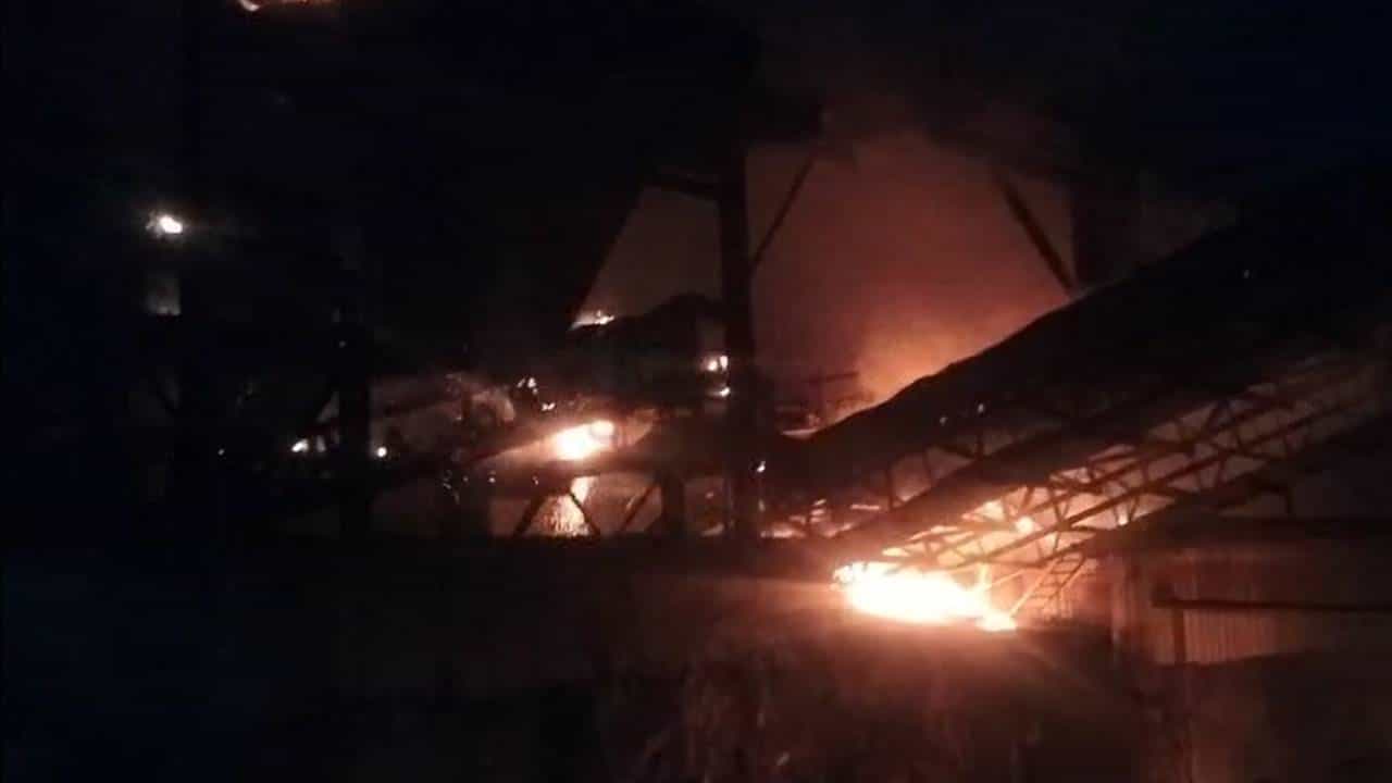 ತುಮಕೂರು: ಪೇಪರ್ ಗೋದಾಮಿನಲ್ಲಿ ಅಗ್ನಿ ಅವಘಡ, ನಾಲ್ವರಿಗೆ ಗಾಯ ತುಮಕೂರು: ಪೇಪರ್ ಗೋದಾಮಿನಲ್ಲಿ ಅಗ್ನಿ ಅವಘಡ, ನಾಲ್ವರಿಗೆ ಗಾಯ