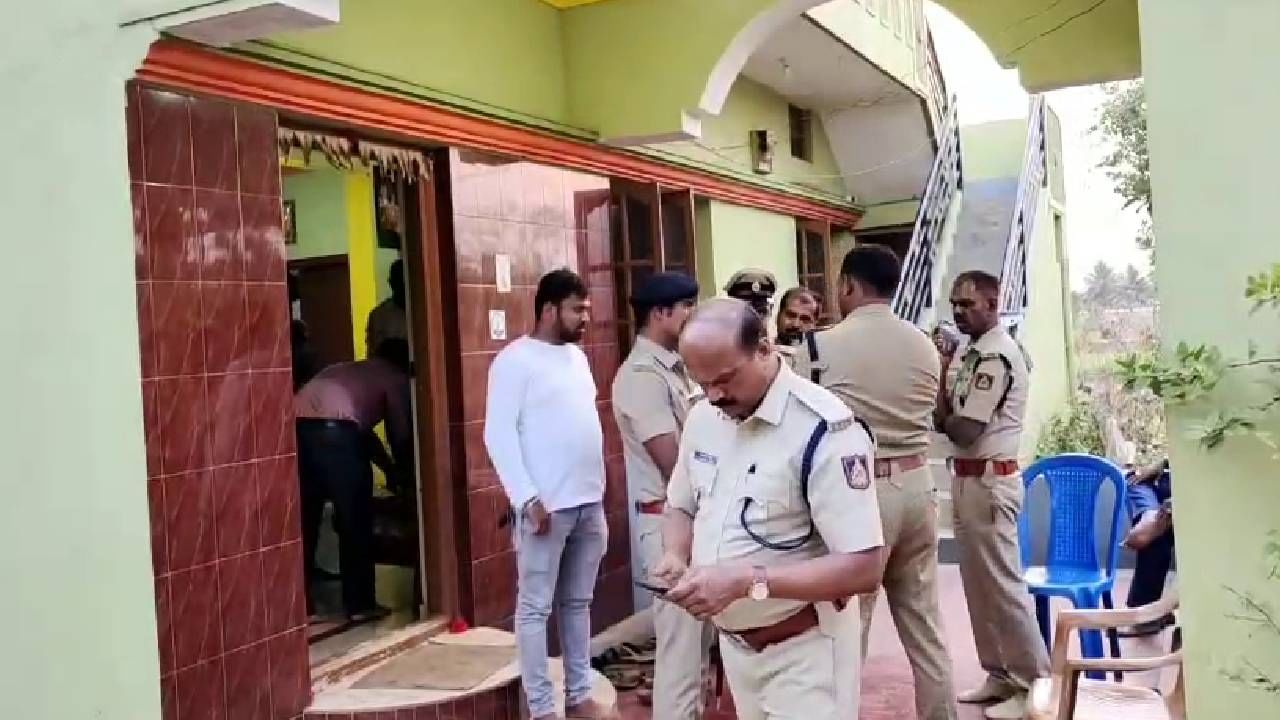 ತುಮಕೂರು: ಕುಡಿಯಲು ನೀರು ಕೇಳುವ ನೆಪದಲ್ಲಿ ಬಂದು ಗನ್ ತೋರಿಸಿ ಮೂರು ಲಕ್ಷ ಹಣ ದೋಚಿದ ಖದೀಮರು ತುಮಕೂರು: ಕುಡಿಯಲು ನೀರು ಕೇಳುವ ನೆಪದಲ್ಲಿ ಬಂದು ಗನ್ ತೋರಿಸಿ ಮೂರು ಲಕ್ಷ ಹಣ ದೋಚಿದ ಖದೀಮರು
