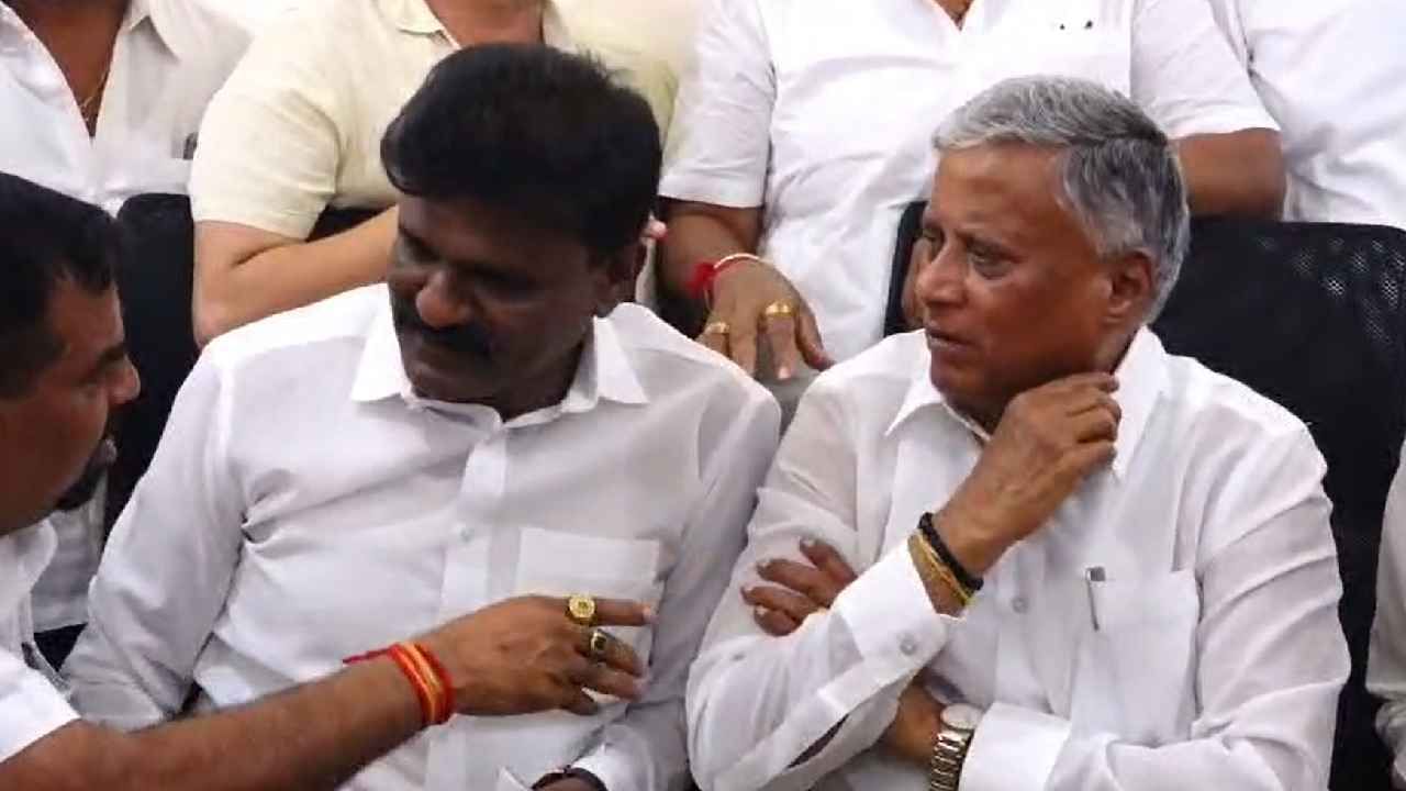 ಮಾಧುಸ್ವಾಮಿ ಮುನಿಸು: ಭಿನ್ನಮತ ಶಮನಕ್ಕೆ ವಿ.ಸೋಮಣ್ಣ ಕಸರತ್ತು; ಸೊಗಡು ಶಿವಣ್ಣ ನಿವಾಸಕ್ಕೆ ಭೇಟಿ ಮಾಧುಸ್ವಾಮಿ ಮುನಿಸು: ಭಿನ್ನಮತ ಶಮನಕ್ಕೆ ವಿ.ಸೋಮಣ್ಣ ಕಸರತ್ತು; ಸೊಗಡು ಶಿವಣ್ಣ ನಿವಾಸಕ್ಕೆ ಭೇಟಿ