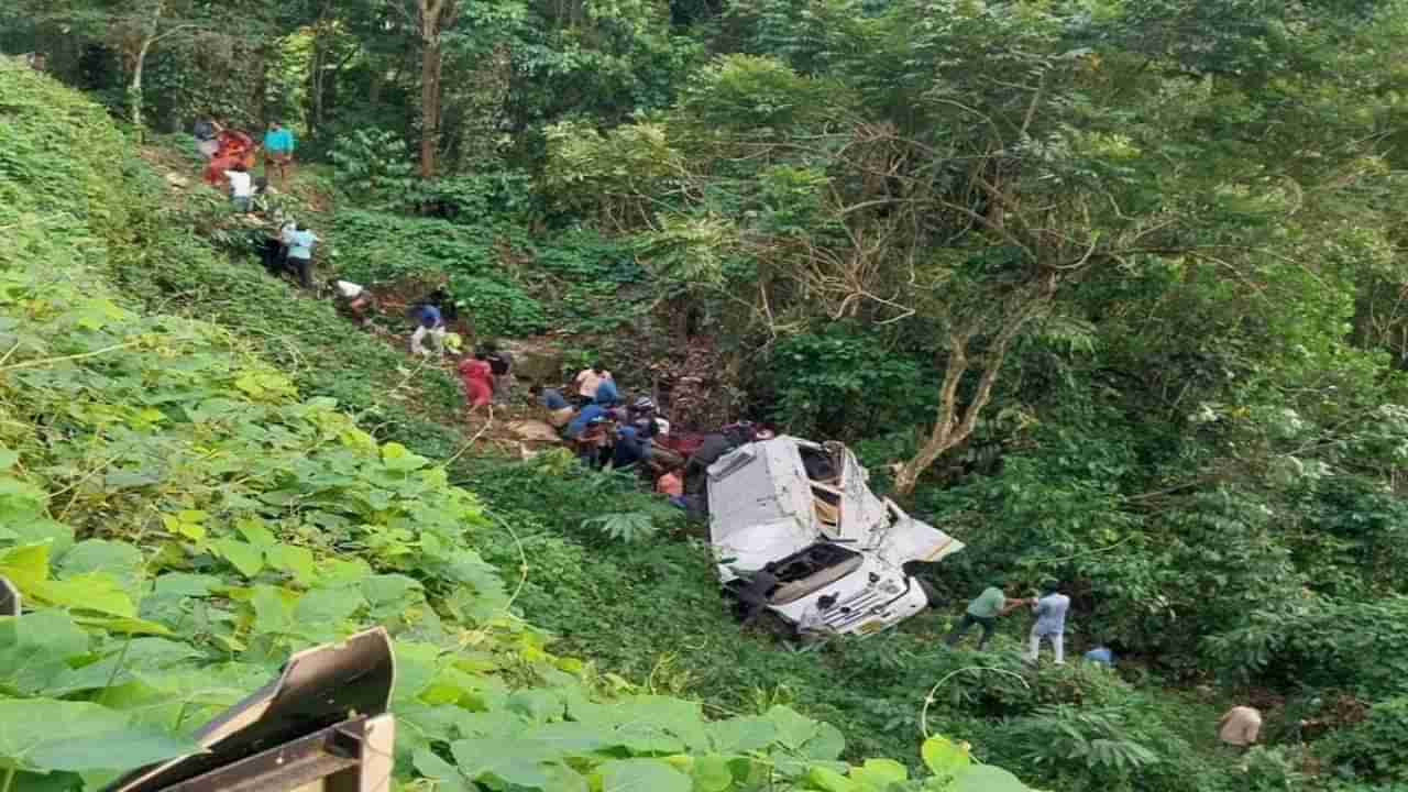 ಕೇರಳ: ಪ್ರವಾಸಿ ವಾಹನ ಕಂದಕಕ್ಕೆ ಬಿದ್ದು, ಮಗು ಸಮೇತ 3 ಮಂದಿ ಸಾವು, 11 ಜನರಿಗೆ ಗಂಭೀರ ಗಾಯ