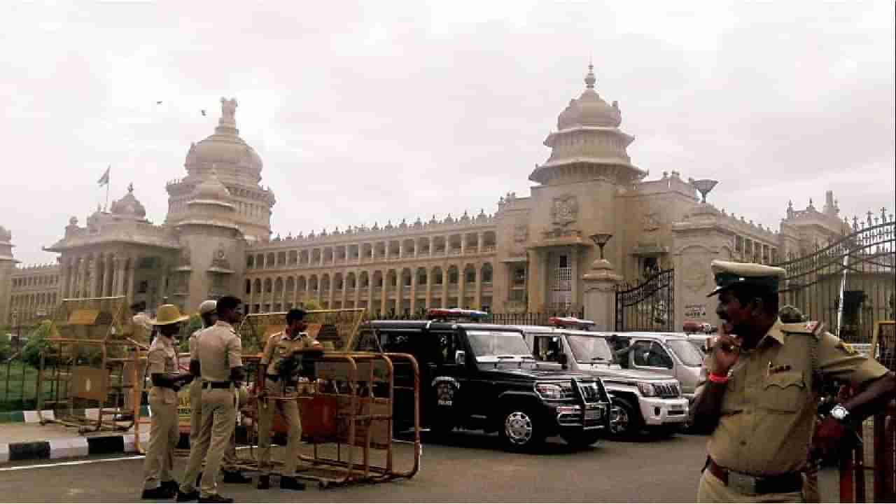 ಭದ್ರತಾ ಲೋಪ: ಶಾಸಕರು, ಸಚಿವರಿಂದ ಪೋನ್​ ಮಾಡಿಸಿ ವಿಧಾನಸೌಧದ ಒಳಗೆ ಹೋಗುತ್ತಾರೆ; ಭದ್ರತಾ ಸಿಬ್ಬಂದಿ ಅಸಮಾಧಾನ