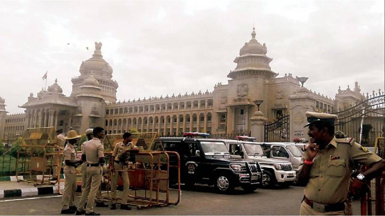 ಭದ್ರತಾ ಲೋಪ: ಶಾಸಕರು, ಸಚಿವರಿಂದ ಪೋನ್ ಮಾಡಿಸಿ ವಿಧಾನಸೌಧದ ಒಳಗೆ ಹೋಗುತ್ತಾರೆ; ಭದ್ರತಾ ಸಿಬ್ಬಂದಿ ಅಸಮಾಧಾನ ಭದ್ರತಾ ಲೋಪ: ಶಾಸಕರು, ಸಚಿವರಿಂದ ಪೋನ್ ಮಾಡಿಸಿ ವಿಧಾನಸೌಧದ ಒಳಗೆ ಹೋಗುತ್ತಾರೆ; ಭದ್ರತಾ ಸಿಬ್ಬಂದಿ ಅಸಮಾಧಾನ