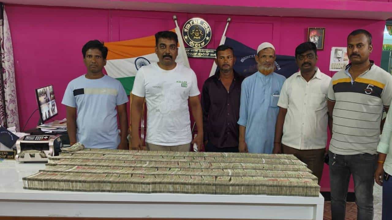ವಿಜಯಪುರದಲ್ಲಿ ದಾಖಲೆ ಇಲ್ಲದೆ ಸಾಗಿಸ್ತಿದ್ದ 2 ಕೋಟಿ ಅಧಿಕ ನಗದು ಜಪ್ತಿ; ಇಬ್ಬರು ವಶಕ್ಕೆ ವಿಜಯಪುರದಲ್ಲಿ ದಾಖಲೆ ಇಲ್ಲದೆ ಸಾಗಿಸ್ತಿದ್ದ 2 ಕೋಟಿ ಅಧಿಕ ನಗದು ಜಪ್ತಿ; ಇಬ್ಬರು ವಶಕ್ಕೆ