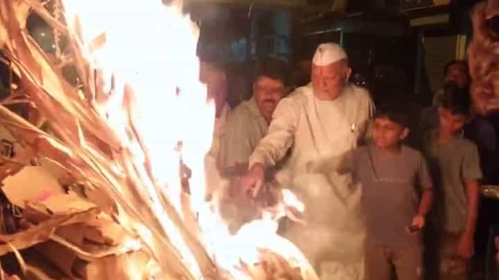 ವಿಜಯಪುರ: ರೈತರ ಜೊತೆ ಸೇರಿ ಹಂತಿ ಪದ ಹಾಡಿ ಕಾಮದಹನ ಮಾಡಿದ ಮಾಜಿ ಸಚಿವ ಬೆಳ್ಳುಬ್ಬಿ ವಿಜಯಪುರ: ರೈತರ ಜೊತೆ ಸೇರಿ ಹಂತಿ ಪದ ಹಾಡಿ ಕಾಮದಹನ ಮಾಡಿದ ಮಾಜಿ ಸಚಿವ ಬೆಳ್ಳುಬ್ಬಿ