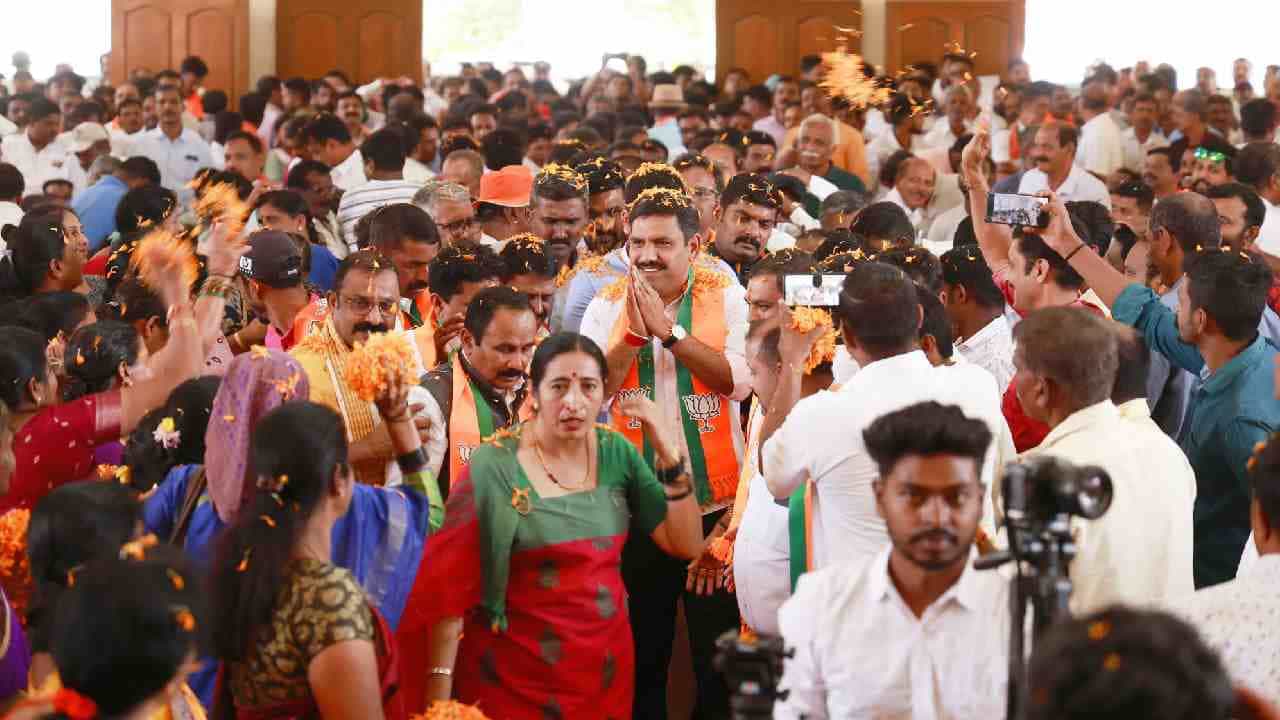 ವಿಜಯೇಂದ್ರ ಕಾರ್ಯಕ್ರಮದಲ್ಲಿ ಕಳ್ಳರ ಕೈಚಳಕ, ಇಬ್ಬರು ಬಿಜೆಪಿ ಮಾಜಿ ಶಾಸಕರ ಪರ್ಸ್ ಕಳ್ಳತನ! ವಿಜಯೇಂದ್ರ ಕಾರ್ಯಕ್ರಮದಲ್ಲಿ ಕಳ್ಳರ ಕೈಚಳಕ, ಇಬ್ಬರು ಬಿಜೆಪಿ ಮಾಜಿ ಶಾಸಕರ ಪರ್ಸ್ ಕಳ್ಳತನ!