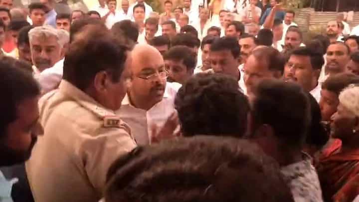 ವರುಣ ವಿಧಾನಸಭಾ ಕ್ಷೇತ್ರದಲ್ಲಿ ಸಿಎಂ ಪುತ್ರ ಯತೀಂದ್ರಗೆ ಘೇರಾವ್, ಗ್ರಾಮಸ್ಥರ ಮಾತಿನ ಚಕಮಕಿ ವರುಣ ವಿಧಾನಸಭಾ ಕ್ಷೇತ್ರದಲ್ಲಿ ಸಿಎಂ ಪುತ್ರ ಯತೀಂದ್ರಗೆ ಘೇರಾವ್, ಗ್ರಾಮಸ್ಥರ ಮಾತಿನ ಚಕಮಕಿ