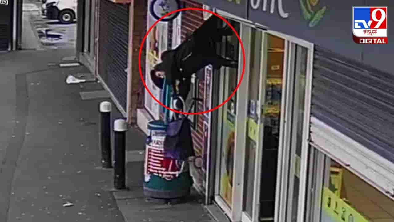 Video Viral: ಅಂಗಡಿಯ ಶಟರ್ಗೆ ಸಿಲುಕಿದ ಮಹಿಳೆಯ ಶರ್ಟ್; ಮುಂದೆ ಆಗಿದ್ದೇನು ನೋಡಿ