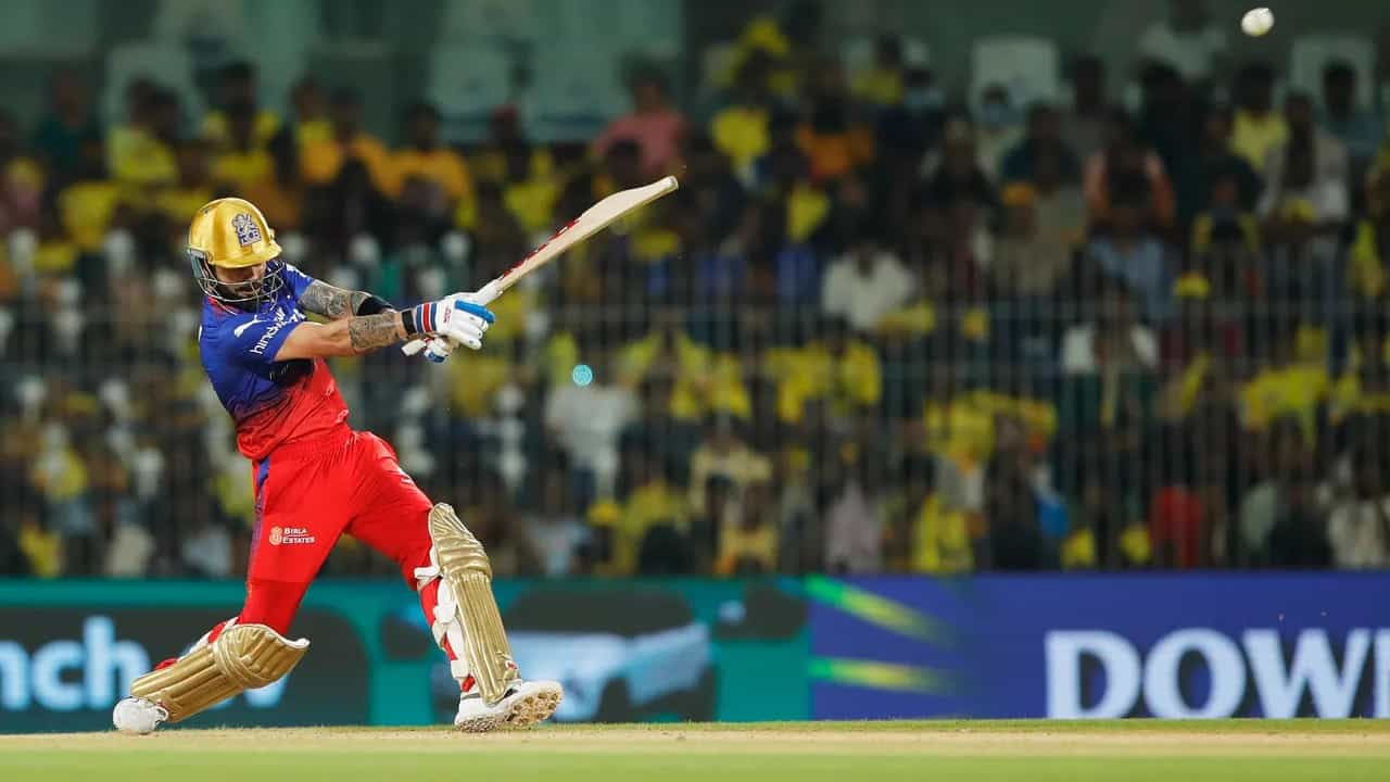 ಚೆನ್ನೈನ ಎಂಎ ಚಿದಂಬರಂ ಸ್ಟೇಡಿಯಂನಲ್ಲಿ ನಡೆದ ಚೆನ್ನೈ ಸೂಪರ್ ಕಿಂಗ್ಸ್ (CSK) ವಿರುದ್ಧದ ಪಂದ್ಯದ ಮೂಲಕ ವಿರಾಟ್ ಕೊಹ್ಲಿ (Virat Kohli) 2 ಭರ್ಜರಿ ದಾಖಲೆ ಬರೆದಿದ್ದಾರೆ. ಈ ಪಂದ್ಯದಲ್ಲಿ ಟಾಸ್ ಗೆದ್ದು ಮೊದಲು ಬ್ಯಾಟ್ ಮಾಡಿದ ಆರ್ಸಿಬಿ ಪರ ಕೊಹ್ಲಿ ಹಾಗೂ ಫಾಫ್ ಡುಪ್ಲೆಸಿಸ್ ಇನಿಂಗ್ಸ್ ಆರಂಭಿಸಿದ್ದರು.