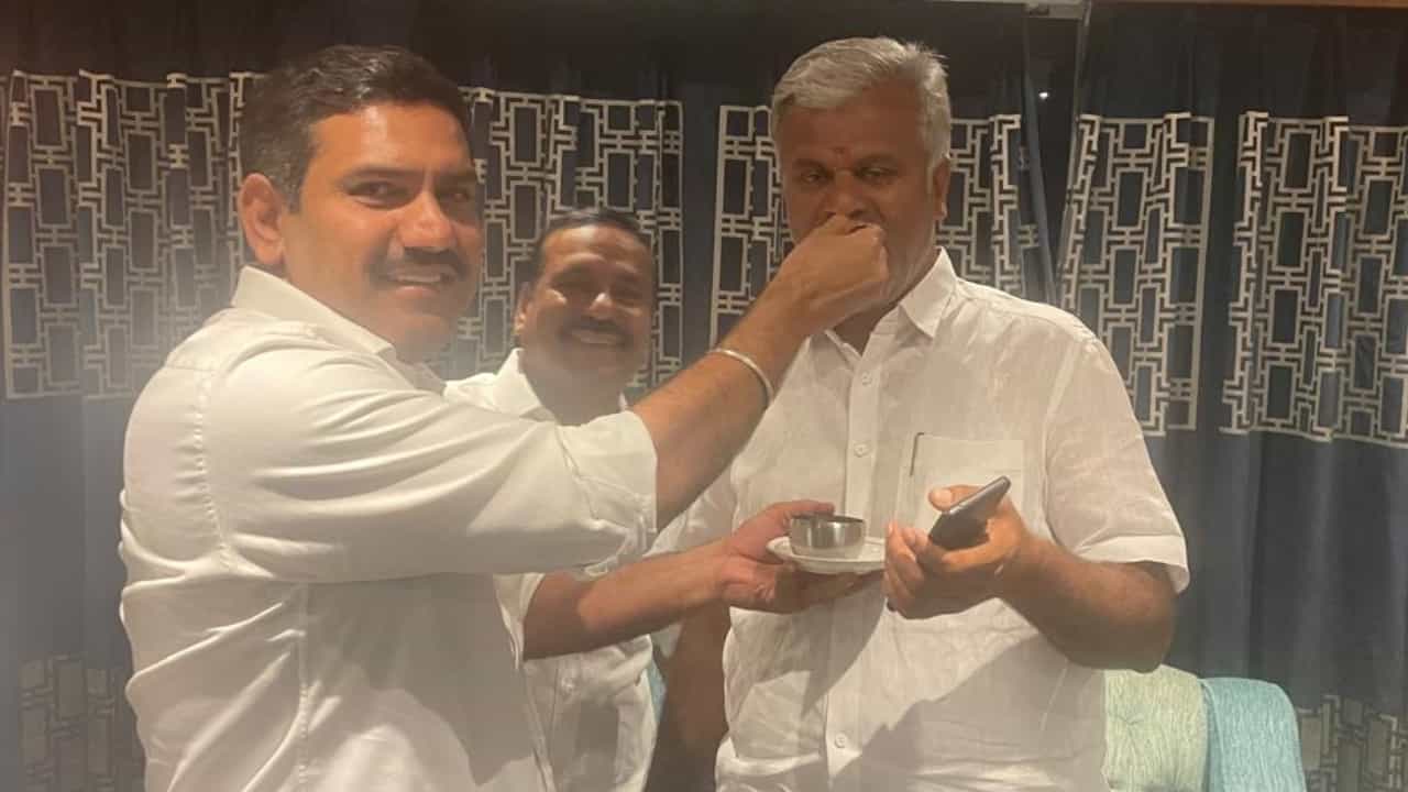 ಸಿದ್ದರಾಮಯ್ಯ ತವರಲ್ಲೇ ವಿಜಯೇಂದ್ರ ಕಾರ್ಯಾಚರಣೆ ಶುರು: ಪಕ್ಷ ಬಿಡುತ್ತಿದ್ದ ಮುಖಂಡನ ಮನವೊಲಿಸುವಲ್ಲಿ ಯಶಸ್ವಿ ಸಿದ್ದರಾಮಯ್ಯ ತವರಲ್ಲೇ ವಿಜಯೇಂದ್ರ ಕಾರ್ಯಾಚರಣೆ ಶುರು: ಪಕ್ಷ ಬಿಡುತ್ತಿದ್ದ ಮುಖಂಡನ ಮನವೊಲಿಸುವಲ್ಲಿ ಯಶಸ್ವಿ