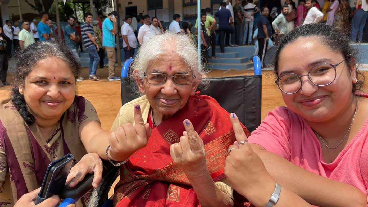 ರಾಜ್ಯದ 28 ಲೋಕಸಭಾ ಕ್ಷೇತ್ರಗಳ ಪೈಕಿ 17 ಕ್ಷೇತ್ರಗಳಲ್ಲಿ ಮಹಿಳಾ ಮತದಾರರೇ ಹೆಚ್ಚು ರಾಜ್ಯದ 28 ಲೋಕಸಭಾ ಕ್ಷೇತ್ರಗಳ ಪೈಕಿ 17 ಕ್ಷೇತ್ರಗಳಲ್ಲಿ ಮಹಿಳಾ ಮತದಾರರೇ ಹೆಚ್ಚು