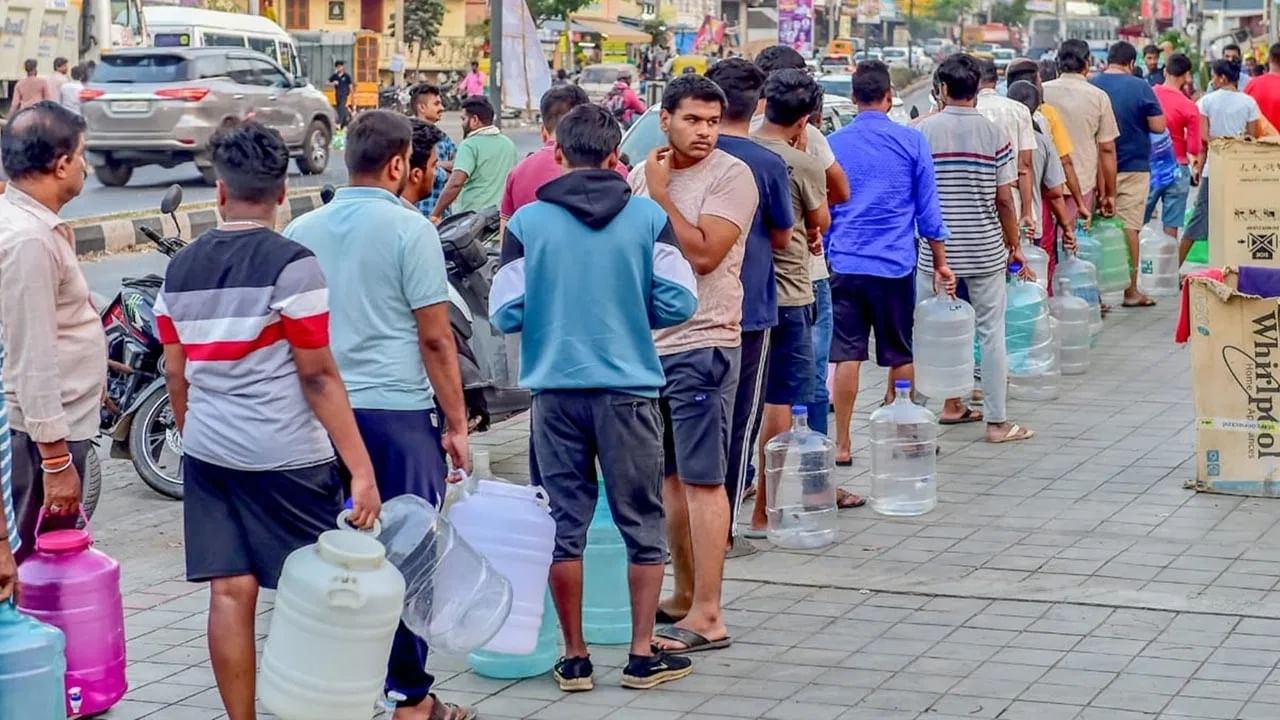 Bangalore Water Crisis: ಅಪಾರ್ಟ್ಮೆಂಟ್ಗಳಲ್ಲಿ ನೀರಿನ ಸಂಕಷ್ಟ, ಫ್ಲ್ಯಾಟ್ ಬಾಡಿಗೆ ಕಡಿಮೆ ಮಾಡಲು ಹೆಚ್ಚಾಯ್ತು ಆಗ್ರಹ Bangalore Water Crisis: ಅಪಾರ್ಟ್ಮೆಂಟ್ಗಳಲ್ಲಿ ನೀರಿನ ಸಂಕಷ್ಟ, ಫ್ಲ್ಯಾಟ್ ಬಾಡಿಗೆ ಕಡಿಮೆ ಮಾಡಲು ಹೆಚ್ಚಾಯ್ತು ಆಗ್ರಹ