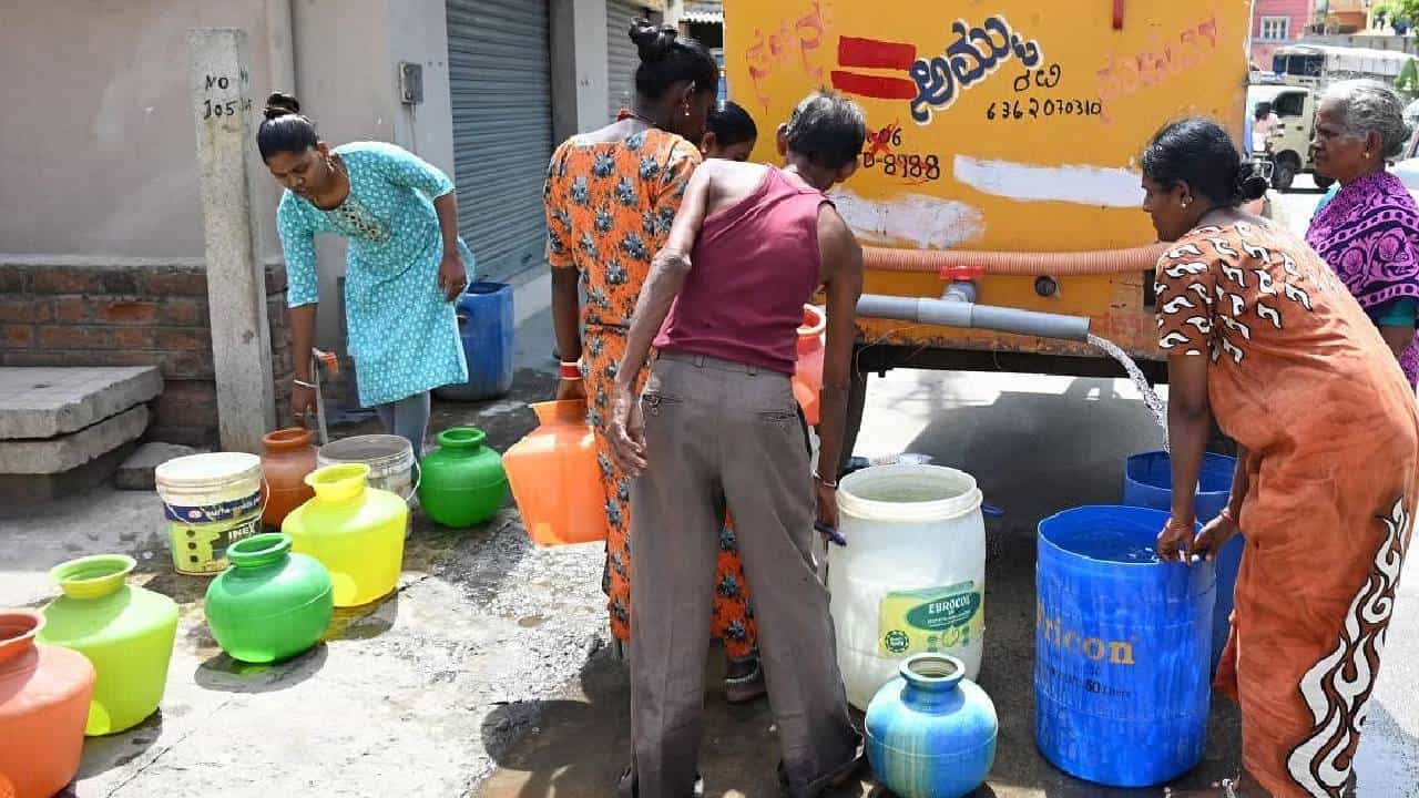 Bengaluru Water Crisis: ವಾರಕ್ಕೊಮ್ಮೆ ಸ್ನಾನ, ಆರ್ಡರ್ ಮಾಡಿ ಊಟ; ಬೆಂಗಳೂರು ನಿವಾಸಿಗಳ ಗೋಳು ಒಂದಾ ಎರಡಾ! Bengaluru Water Crisis: ವಾರಕ್ಕೊಮ್ಮೆ ಸ್ನಾನ, ಆರ್ಡರ್ ಮಾಡಿ ಊಟ; ಬೆಂಗಳೂರು ನಿವಾಸಿಗಳ ಗೋಳು ಒಂದಾ ಎರಡಾ!