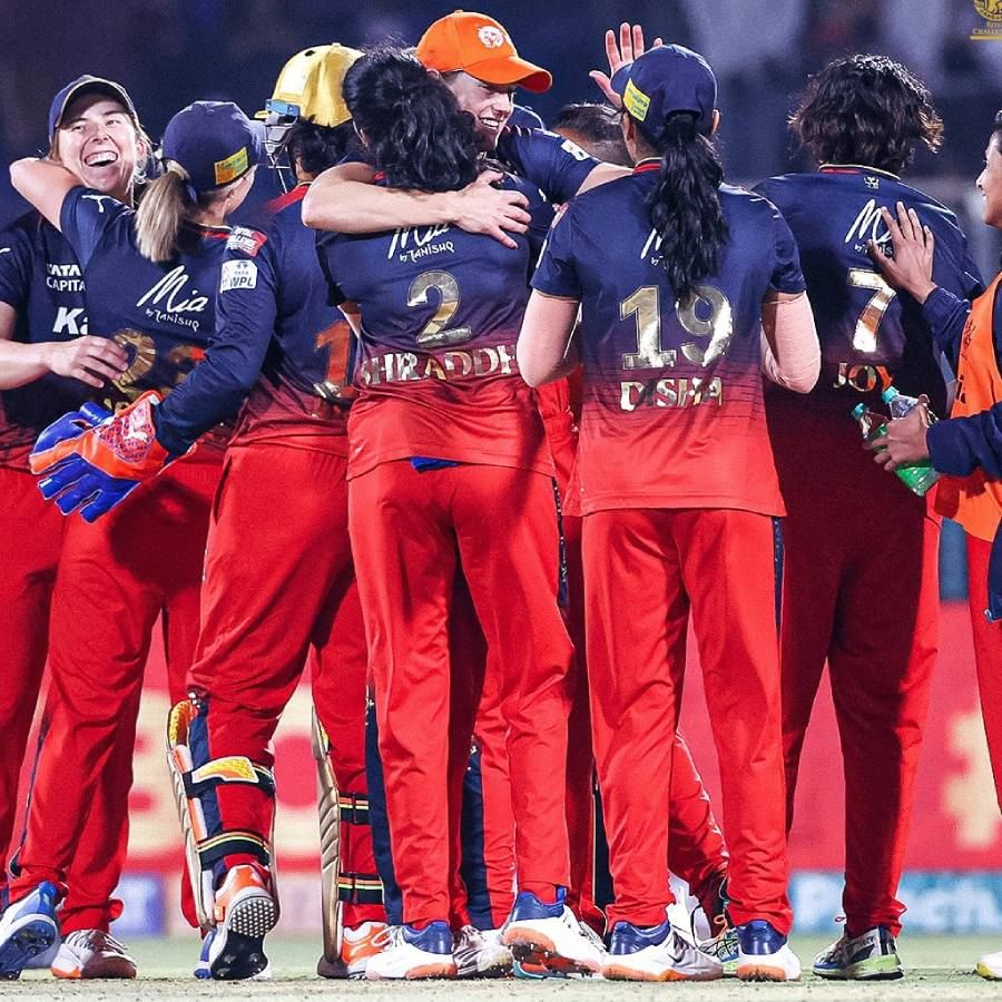 ರಾಯಲ್ ಚಾಲೆಂಜರ್ಸ್ ಬೆಂಗಳೂರು ತಂಡ- ಸ್ಮೃತಿ ಮಂಧಾನ (ನಾಯಕಿ), ರಿಚಾ ಘೋಷ್, ದಿಶಾ ಕಸತ್, ಮೇಘನಾ, ಇಂದ್ರಾಣಿ ರಾಯ್, ಶುಭಾ ಸತೀಶ್, ಸಿಮ್ರಾನ್ ಭಾದೂರ್, ನಡಿನ್ ಡಿ ಕ್ಲರ್ಕ್, ಸೋಫಿ ಡಿವೈನ್, ಶ್ರೇಯಾಂಕಾ ಪಾಟೀಲ್, ಎಲ್ಲಿಸ್ ಪೆರ್ರಿ, ಏಕ್ತಾ ಬಿಶ್ತ್, ಕೇಟ್ ರೆ ಕ್ರಾಸ್, ಕೇಟ್ ಮೊಲಿಸ್, ಠಾಕೂರ್ ಸಿಂಗ್, ಜಾರ್ಜಿಯಾ, ಶ್ರದ್ಧಾ ಪೋಖರ್ಕರ್, ಆಶಾ ಸೋಭಾನಾ.