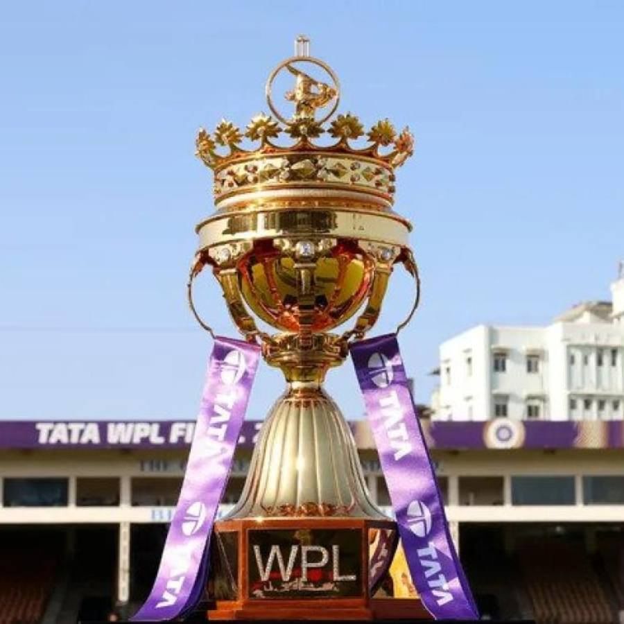 ಮಹಿಳಾ ಪ್ರೀಮಿಯರ್ ಲೀಗ್ 2023 ರಲ್ಲಿ ಮುಂಬೈ ಇಂಡಿಯನ್ಸ್ ಚಾಂಪಿಯನ್ ಆಗಿತ್ತು. ಆಗ ಪ್ರಶಸ್ತಿ ಗೆದ್ದಿದ್ದಕ್ಕೆ 6 ಕೋಟಿ ರೂ. ನೀಡಲಾಗಿತ್ತು. ರನ್ನರ್ ಅಪ್ ಡೆಲ್ಲಿ ಕ್ಯಾಪಿಟಲ್ಸ್ 3 ಕೋಟಿ ರೂಪಾಯಿ ಬಹುಮಾನವನ್ನು ಪಡೆದುಕೊಂಡಿತ್ತು. ಆದರೆ, ಇಲ್ಲಿಯವರೆಗೆ ಮಹಿಳಾ ಪ್ರೀಮಿಯರ್ ಲೀಗ್ 2024ರ ಬಹುಮಾನದ ಮೊತ್ತದ ಬಗ್ಗೆ ಬಿಸಿಸಿಐ ಯಾವುದೇ ಮಾಹಿತಿ ನೀಡಿಲ್ಲ. ಹೀಗಾಗಿ ಈ ಬಾರಿಯೂ ಡಬ್ಲ್ಯುಪಿಎಲ್ ಗೆದ್ದ ತಂಡಕ್ಕೆ 6 ಕೋಟಿ ರೂ., ರನ್ನರ್ಸ್ ಅಪ್ ತಂಡಕ್ಕೆ 3 ಕೋಟಿ ರೂ. ಬಹುಮಾನ ಸಿಗುವ ನಿರೀಕ್ಷೆ ಇದೆ.