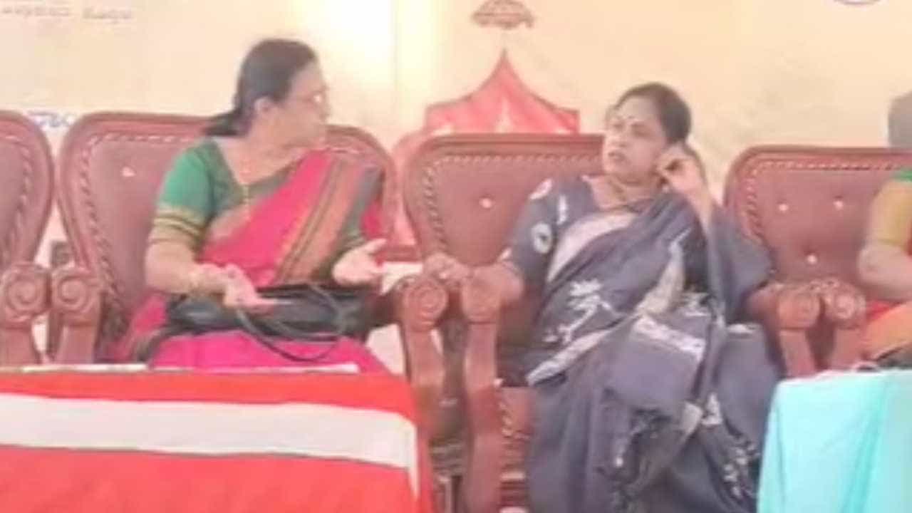 ಕೊಪ್ಪಳ ‘ಕನಕಗಿರಿ ಉತ್ಸವ’ದಲ್ಲಿ ಜಿಲ್ಲಾಡಳಿತ ಯಡವಟ್ಟು: ಮಹಿಳಾ ಗೋಷ್ಠಿಯಲ್ಲಿ ಜಟಾಪಟಿ ಕೊಪ್ಪಳ ‘ಕನಕಗಿರಿ ಉತ್ಸವ’ದಲ್ಲಿ ಜಿಲ್ಲಾಡಳಿತ ಯಡವಟ್ಟು: ಮಹಿಳಾ ಗೋಷ್ಠಿಯಲ್ಲಿ ಜಟಾಪಟಿ