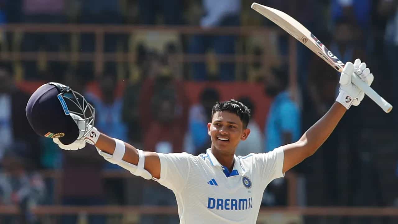 ಬಾಝ್ಬಾಲ್ ರಣತಂತ್ರದೊಂದಿಗೆ ಭಾರತಕ್ಕೆ ಬಂದ ಇಂಗ್ಲೆಂಡ್ ತಂಡವು 5 ಪಂದ್ಯಗಳ ಟೆಸ್ಟ್ ಸರಣಿಯಲ್ಲಿ ಮಕಾಡೆ ಮಲಗಿದೆ. ಈ ಸರಣಿಯ ಮೊದಲ ಪಂದ್ಯದಲ್ಲಿ ಆಂಗ್ಲರು ಗೆದ್ದಿದ್ದು ಬಿಟ್ಟರೆ, ಇಡೀ ಟೂರ್ನಿಯಲ್ಲಿ ಟೀಮ್ ಇಂಡಿಯಾ (Team India) ಪಾರುಪತ್ಯ ಮೆರೆದಿದೆ. ಅದರಲ್ಲೂ ಇಂಗ್ಲೆಂಡ್ ತಂಡದ ಬಾಝ್ಬಾಲ್ಗೆ ಕೌಂಟರ್ ಅಟ್ಯಾಕ್ ನೀಡಿದ್ದು ಯಶಸ್ವಿ ಜೈಸ್ವಾಲ್ (Yashasvi Jaiswal) ಎಂದರೆ ತಪ್ಪಾಗಲಾರದು. ಇದಕ್ಕೆ ಸಾಕ್ಷಿಯೇ ಜೈಸ್ವಾಲ್ ಅವರ ಈ ಅಂಕಿ ಅಂಶಗಳು...