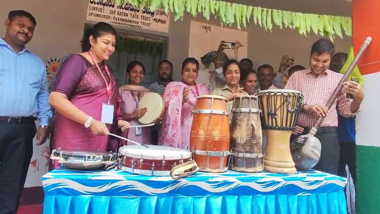 ಇಲ್ಲಿ ತಂಬೂರಿ, ಡಮರುಗ, ತಬಲ ಮೊದಲಾದ ಸಂಗೀತ ಉಪಕರಣಗಳ ಪ್ರದರ್ಶನವನ್ನು ಏರ್ಪಡಿಸಿ, ಮತದಾನದ ಪ್ರಮಾಣವನ್ನು ಹೆಚ್ಚಿಸಲು ಜಿಲ್ಲಾಡಳಿತ ಕ್ರಮ ಕೈಗೊಂಡಿರುವುದು ವಿಶೇಷವಾಗಿದೆ.