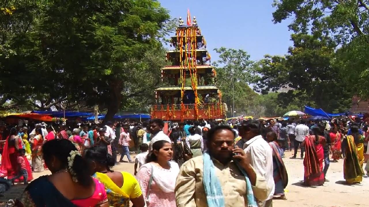 ಪ್ರತಿದಿನ ಸಾವಿರಾರು ಜನ ಭಕ್ತರು ಇಲ್ಲಿಗೆ ಆಗಮಿಸುತ್ತಾರೆ. ಇಂದು ಅಲ್ಲಿ ಜಾತ್ರೆ- ಬ್ರಹ್ಮರಥೋತ್ಸವ ಎಂದು ಗೊತ್ತಾಗಿದ್ದೇ ತಡ, ಬಿಸಿಲನ್ನು ಲೆಕ್ಕಿಸದೆ ಜಾತ್ರೆಗೆ ಜನಸಾಗರವೇ ಹರಿದು ಬಂದಿತ್ತು.