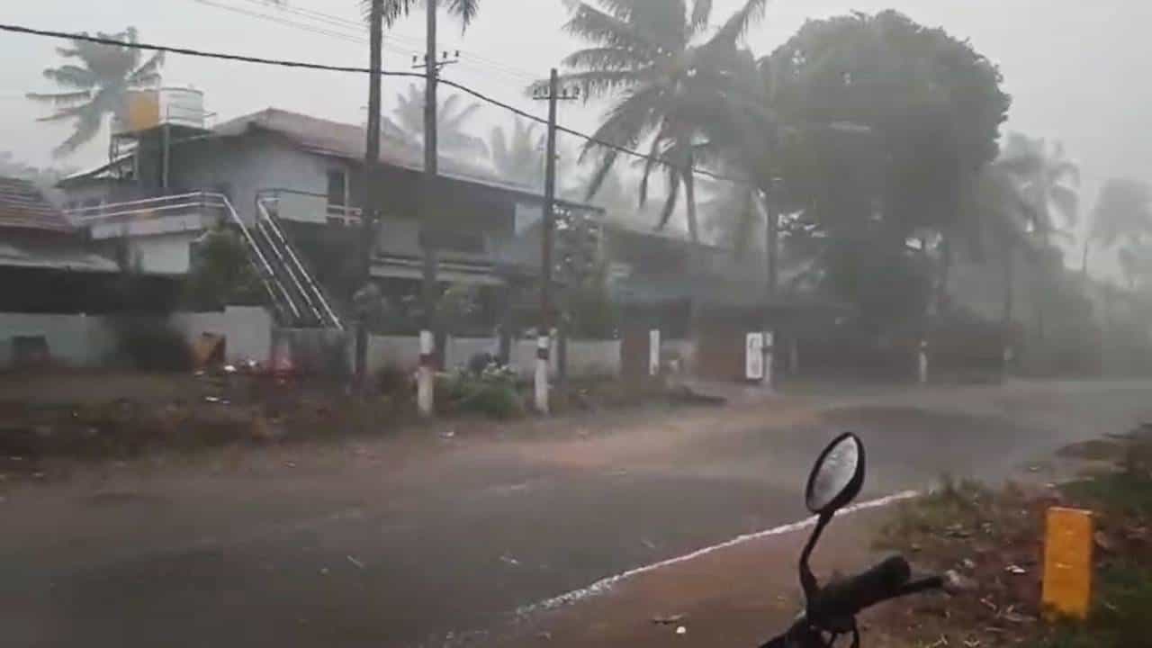 ಬಿಸಿಲಿನ ಬೇಗಗೆ ಬಳಲಿದ್ದ ಜನಕ್ಕೆ ವರುಣದೇವ ತಂಪರೆದಿದ್ದಾನೆ. ಹೌದು, ಕಳೆದ ಕೆಲ ದಿನಗಳಿಂದ ರಾಜ್ಯದ ಹಲವೆಡೆ ಮಳೆಯ ಸಿಂಚನ ಮೂಡಿದೆ.