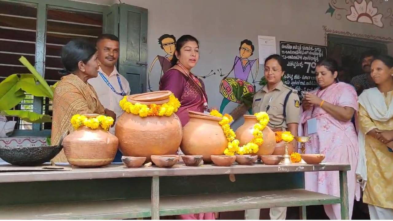 ಅದರಂತೆ ಚಾಮರಾಜನಗರ ಜಿಲ್ಲಾಡಳಿತವೂ ಹೊಸದೊಂದು ಪ್ರಯತ್ನಕ್ಕೆ ಮುಂದಾಗಿದ್ದು, ಸಾಂಪ್ರದಾಯಿಕ ಮತಗಟ್ಟೆ ನಿರ್ಮಿಸುವ ಮೂಲಕ ಎಲ್ಲರ ಗಮನ ಸೆಳೆಯುತ್ತಿದೆ. 