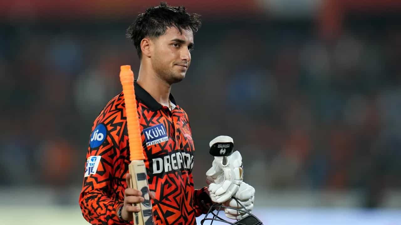 ಇಂಡಿಯನ್ ಪ್ರೀಮಿಯರ್ ಲೀಗ್ನ (IPL 2024) 17ನೇ ಆವೃತ್ತಿಯಲ್ಲಿ ಸನ್ರೈಸರ್ಸ್ ಹೈದರಾಬಾದ್ ತಂಡದ ಯುವ ದಾಂಡಿಗ ಅಭಿಷೇಕ್ ಶರ್ಮಾ ತಮ್ಮ ಸ್ಪೋಟಕ ಬ್ಯಾಟಿಂಗ್ ಅನ್ನು ಮುಂದುವರೆಸಿದ್ದಾರೆ. ಮುಂಬೈ ಇಂಡಿಯನ್ಸ್ ವಿರುದ್ಧ ಕೇವಲ 23 ಎಸೆತಗಳಲ್ಲಿ 63 ರನ್ ಬಾರಿಸಿ ಅಬ್ಬರಿಸಿದ್ದ ಅಭಿ, ಇದೀಗ ಸಿಎಸ್ಕೆ ವಿರುದ್ಧದ ಪಂದ್ಯದಲ್ಲಿ ಕೇವಲ 12 ಎಸೆತಗಳಲ್ಲಿ 37 ರನ್ ಚಚ್ಚಿದ್ದಾರೆ.