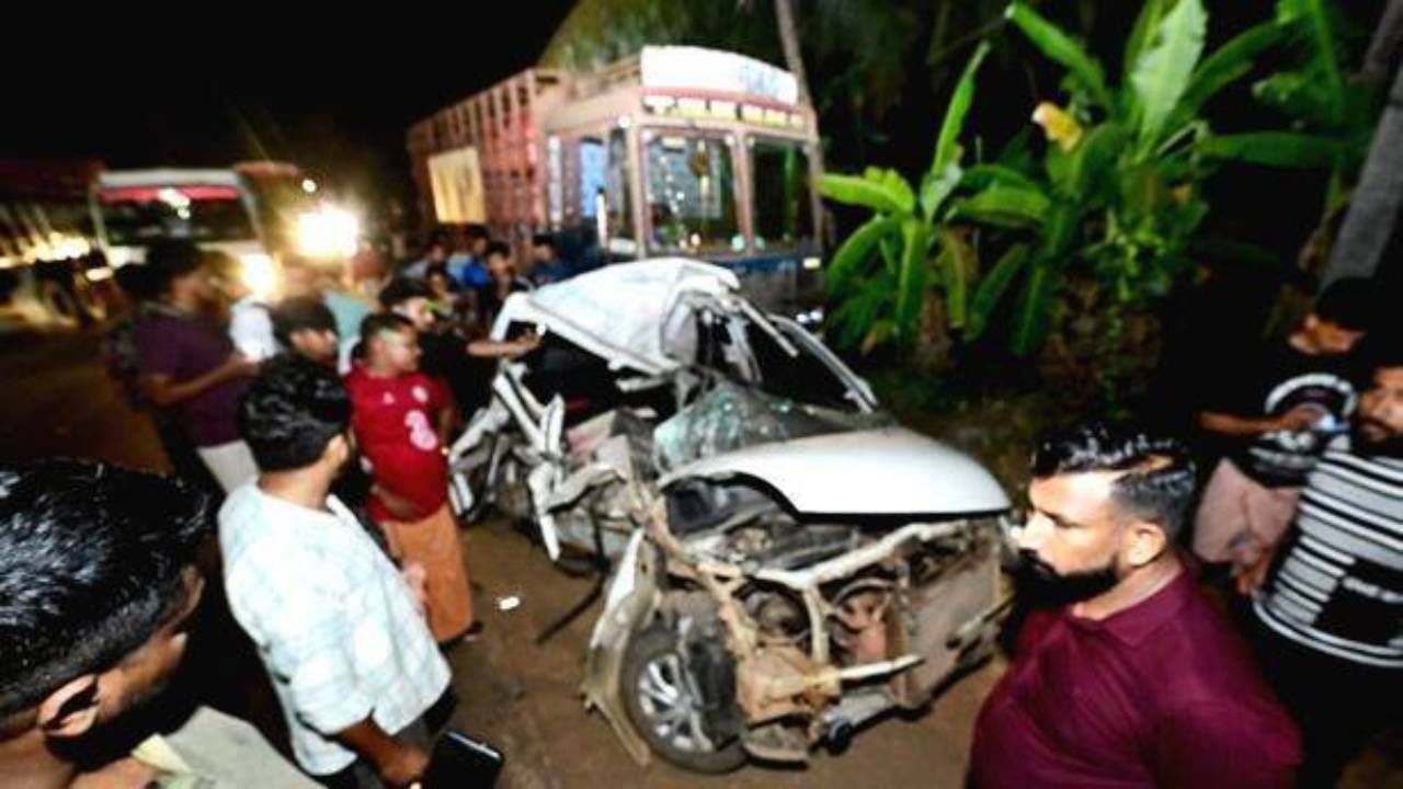 ಸಿಲಿಂಡರ್ ಸಾಗಿಸುತ್ತಿದ್ದ ಲಾರಿ ಕಾರಿಗೆ ಡಿಕ್ಕಿ, ಬಾಲಕ ಸೇರಿ 5 ಮಂದಿ ಸಾವು ಸಿಲಿಂಡರ್ ಸಾಗಿಸುತ್ತಿದ್ದ ಲಾರಿ ಕಾರಿಗೆ ಡಿಕ್ಕಿ, ಬಾಲಕ ಸೇರಿ 5 ಮಂದಿ ಸಾವು
