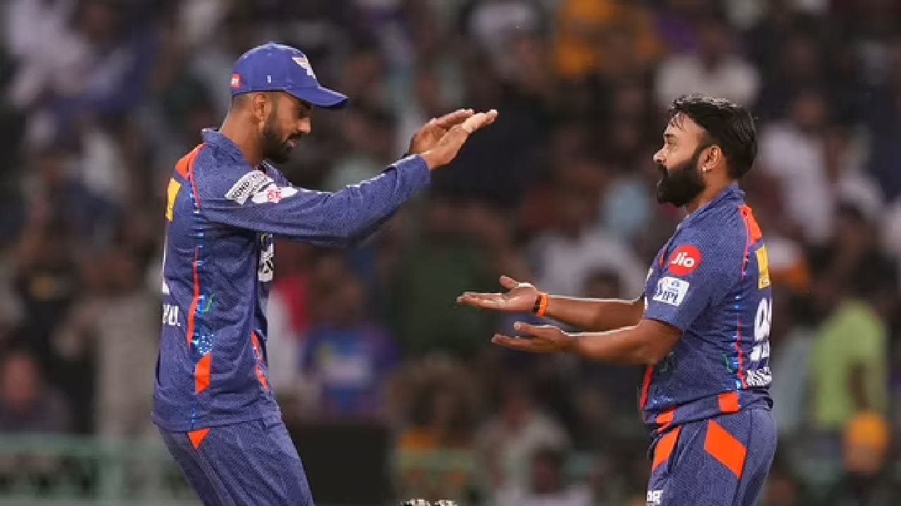 ಅಮಿತ್ ಮಿಶ್ರಾ ತಮ್ಮ 41ನೇ ವಯಸ್ಸಿನಲ್ಲಿ ಈ ಸಾಧನೆ ಮಾಡಿದ್ದು, ಈ ಮೂಲಕ ಇಂಡಿಯನ್ ಪ್ರೀಮಿಯರ್ ಲೀಗ್ನಲ್ಲಿ ವಿಕೆಟ್ ಪಡೆದ ಅತ್ಯಂತ ಹಿರಿಯ ಬೌಲರ್ ಎನಿಸಿಕೊಂಡಿದ್ದಾರೆ. ಹಾಗೆಯೇ ಈ ಒಂದು ವಿಕೆಟ್ನೊಂದಿಗೆ ಐಪಿಎಲ್ನಲ್ಲಿ ಅತ್ಯಧಿಕ ವಿಕೆಟ್ ಪಡೆದ ಬೌಲರ್ಗಳ ಪಟ್ಟಿಯಲ್ಲಿ ಮಿಶ್ರಾ 4ನೇ ಸ್ಥಾನಕ್ಕೇರಿದ್ದಾರೆ.