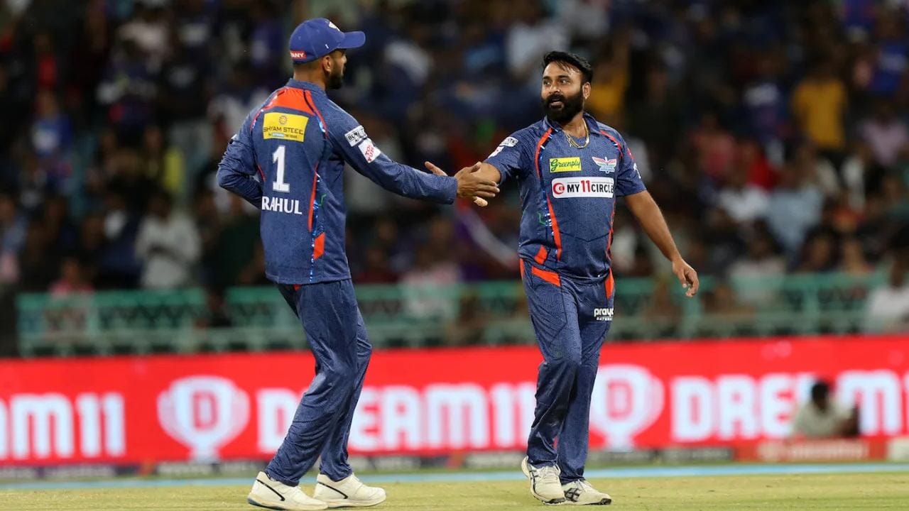 ಈ ವೇಳೆ ಎರಡು ಓವರ್ಗಳನ್ನು ಬೌಲ್ ಮಾಡಿದ ಅಮಿತ್ ಮಿಶ್ರಾ 20 ರನ್ ನೀಡಿ 1 ವಿಕೆಟ್ ಕಬಳಿಸುವಲ್ಲಿ ಯಶಸ್ವಿಯಾದರು. ಈ ವಿಕೆಟ್ನೊಂದಿಗೆ ಐಪಿಎಲ್ನಲ್ಲಿ ವಿಕೆಟ್ ಕಬಳಿಸಿದ ಅತ್ಯಂತ ಹಿರಿಯ ಬೌಲರ್ ಎಂಬ ಹಿರಿಮೆಗೂ ಮಿಶ್ರಾ ಪಾತ್ರರಾದರು.