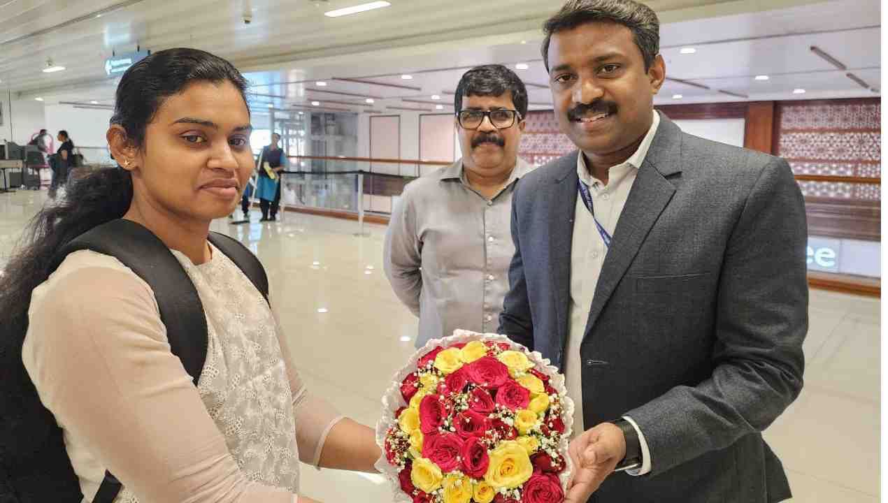 ಇರಾನ್ ಸೀಜ್ ಮಾಡಿದ ಹಡಗಿನಲ್ಲಿದ್ದ ಭಾರತೀಯ ಮಹಿಳಾ ಸಿಬ್ಬಂದಿ ಬಿಡುಗಡೆ, ಸುರಕ್ಷಿತವಾಗಿ ತವರಿಗೆ ಆಗಮನ ಇರಾನ್ ಸೀಜ್ ಮಾಡಿದ ಹಡಗಿನಲ್ಲಿದ್ದ ಭಾರತೀಯ ಮಹಿಳಾ ಸಿಬ್ಬಂದಿ ಬಿಡುಗಡೆ, ಸುರಕ್ಷಿತವಾಗಿ ತವರಿಗೆ ಆಗಮನ