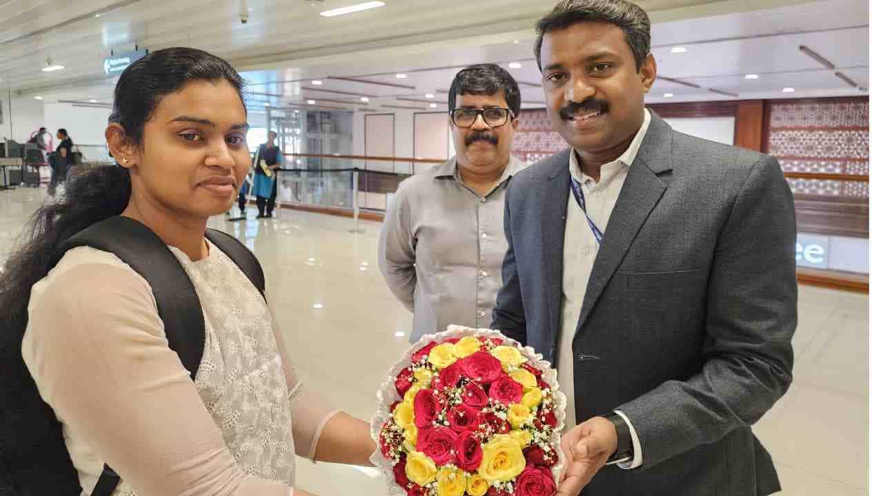 ಇರಾನ್ ಸೀಜ್ ಮಾಡಿದ ಹಡಗಿನಲ್ಲಿದ್ದ ಭಾರತೀಯ ಮಹಿಳಾ ಸಿಬ್ಬಂದಿ ಬಿಡುಗಡೆ, ಸುರಕ್ಷಿತವಾಗಿ ತವರಿಗೆ ಆಗಮನ ಇರಾನ್ ಸೀಜ್ ಮಾಡಿದ ಹಡಗಿನಲ್ಲಿದ್ದ ಭಾರತೀಯ ಮಹಿಳಾ ಸಿಬ್ಬಂದಿ ಬಿಡುಗಡೆ, ಸುರಕ್ಷಿತವಾಗಿ ತವರಿಗೆ ಆಗಮನ