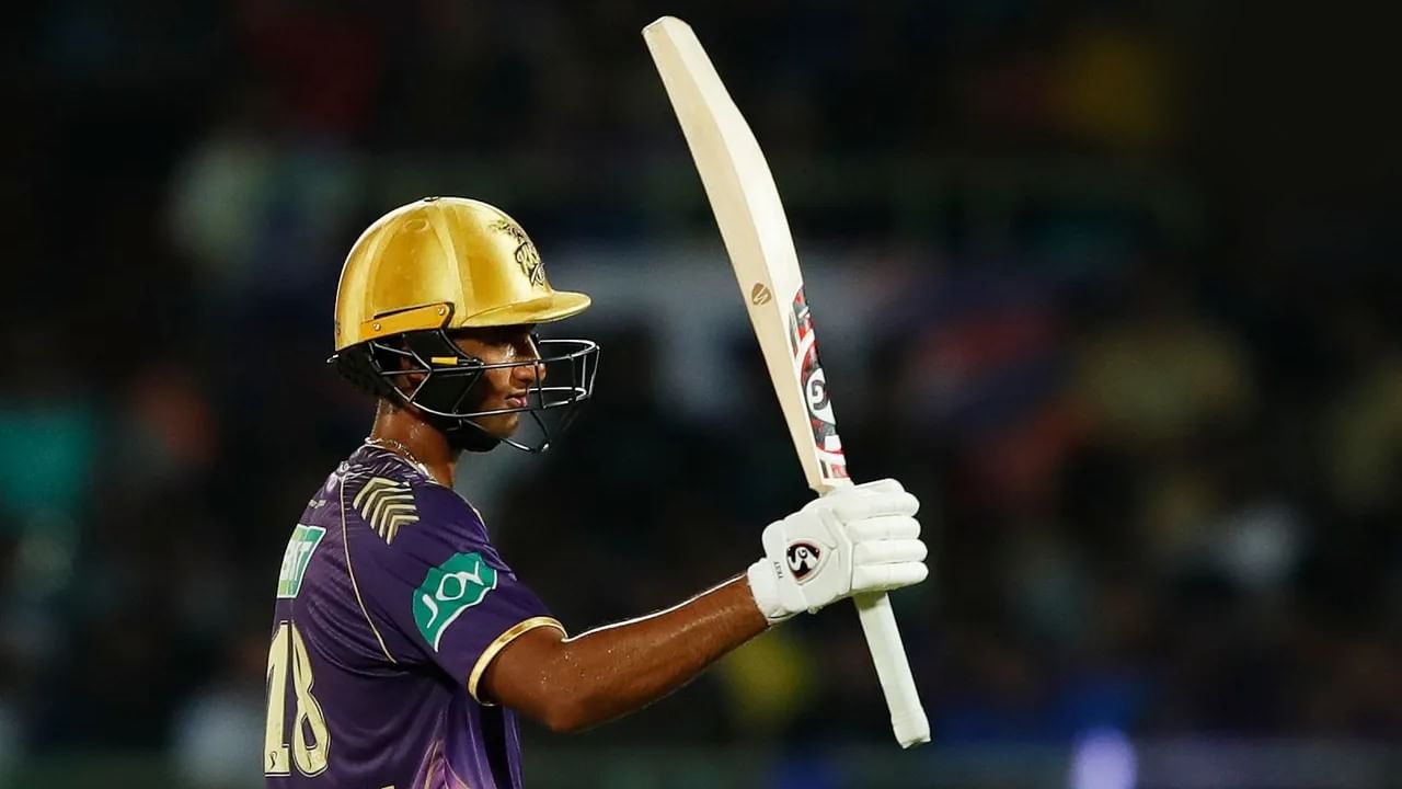 ಕೊಲ್ಕತ್ತಾ ನೈಟ್ ರೈಡರ್ಸ್ (KKR) ತಂಡ ಪರಿಚಯಿಸಿದ ರಿಂಕು ಸಿಂಗ್ ಕಮಾಲ್ ಮಾಡುತ್ತಿರುವುದು ಗೊತ್ತೇ ಇದೆ. ಇದೀಗ ಕೆಕೆಆರ್ ಮತ್ತೋರ್ವ ಯುವ ಆಟಗಾರನನ್ನು ಪರಿಚಯಿಸಿದೆ. ಈ ಯುವ ದಾಂಡಿಗನ ಹೆಸರು ಅಂಗ್ಕ್ರಿಶ್ ರಘುವಂಶಿ. ಆಡಿದ ಚೊಚ್ಚಲ ಪಂದ್ಯದಲ್ಲೇ ಆಕರ್ಷಕ ಅರ್ಧಶತಕ ಬಾರಿಸಿ ಮಿಂಚಿದ್ದಾರೆ.